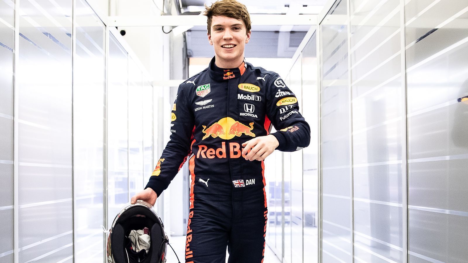 
                <strong>Daniel Ticktum</strong><br>
                Team: DAMSAlter: Nationalität: GroßbritannienMit DAMS sitzt Ticktum im Auto des Teams, welches in der Vorsaison den Konstrukteurstitel holte. Wie Aitken gehört auch er zum Williams-Juniorenprogramm. Sein Teamkollege Sean Gelael bringt zwar einige Sponsoren mit, ist jedoch nicht für außergewöhnlich gute Leistungen bekannt, was es Ticktum natürlich einfacher macht, zu glänzen. Bekannt wurde er nach einem mutwilligen Unfall in der britischen Formel 4 im Jahr 2015. Damals wurde er für eine irre Aktion zwei Jahre gesperrt, in der er unter Safety Car an zehn Gegnern vorbei fuhr, um seinen Meisterschaftsrivalen abzuschießen. Aus diesem Fehlverhalten hat er wohl gelernt und versucht seitdem seine Emotionen im Griff zu halten. Gelingt ihm das, hat der ehemalige Red-Bull-Academy-Fahrer eine große Zukunft vor sich.
              