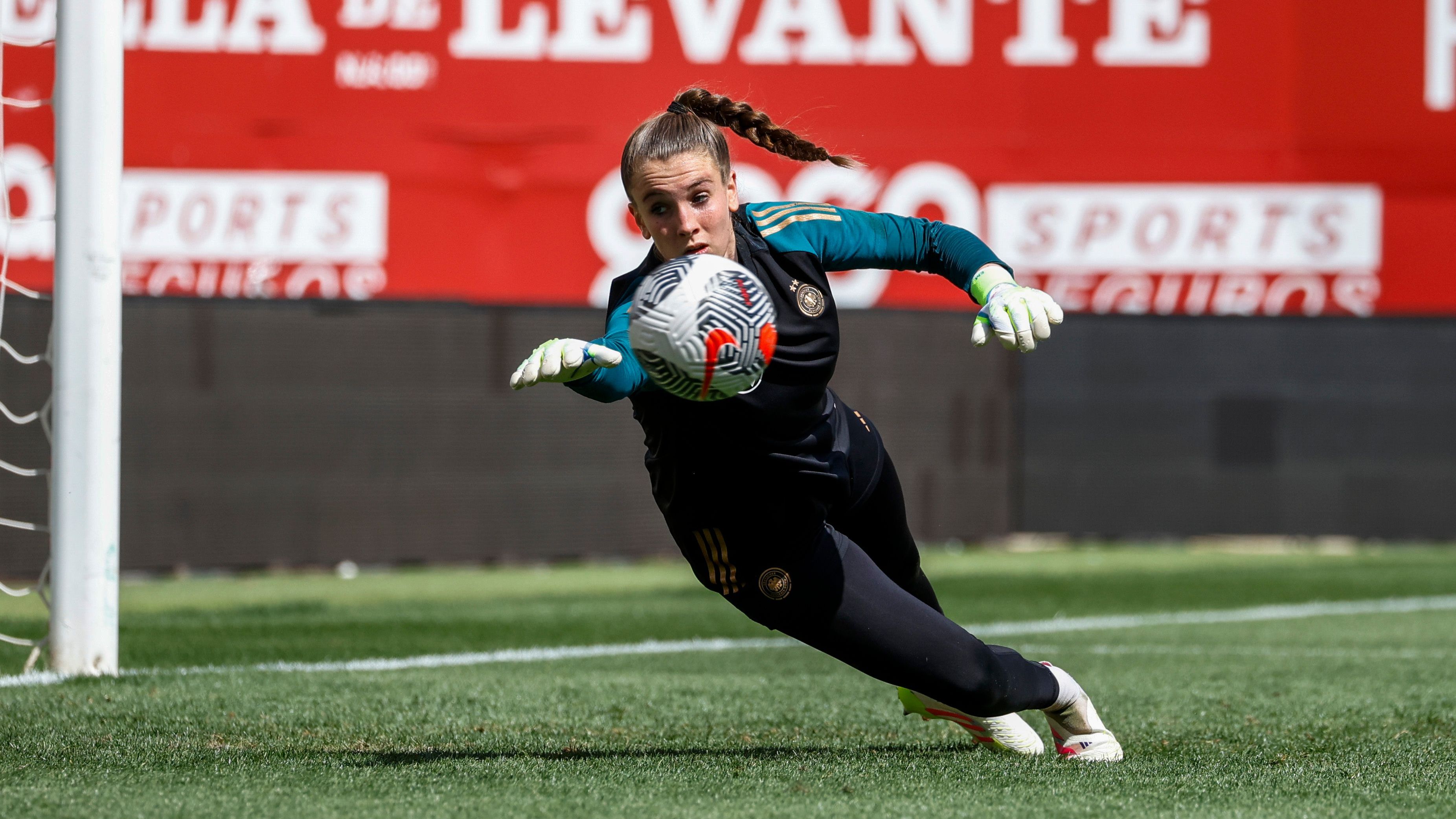 <strong>Ena Mahmutovic</strong><strong></strong><br>Position: Tor<br>Verein: FC Bayern München<br>Länderspiele: 1