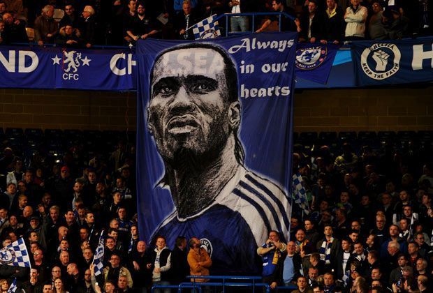 
                <strong>FC Chelsea - Galatasaray Istanbul 2:0</strong><br>
                Dieses Transparent sagt alles: "Für immer in unseren Herzen". Dementsprechend feiern die Chelsea-Fans die Rückkehr ihres Idols. Von 2004 bis 2012 hatte Didier Drogba das Trikot der Blues getragen und sich mit dem Sieg in der Champions League in München verabschiedet.
              