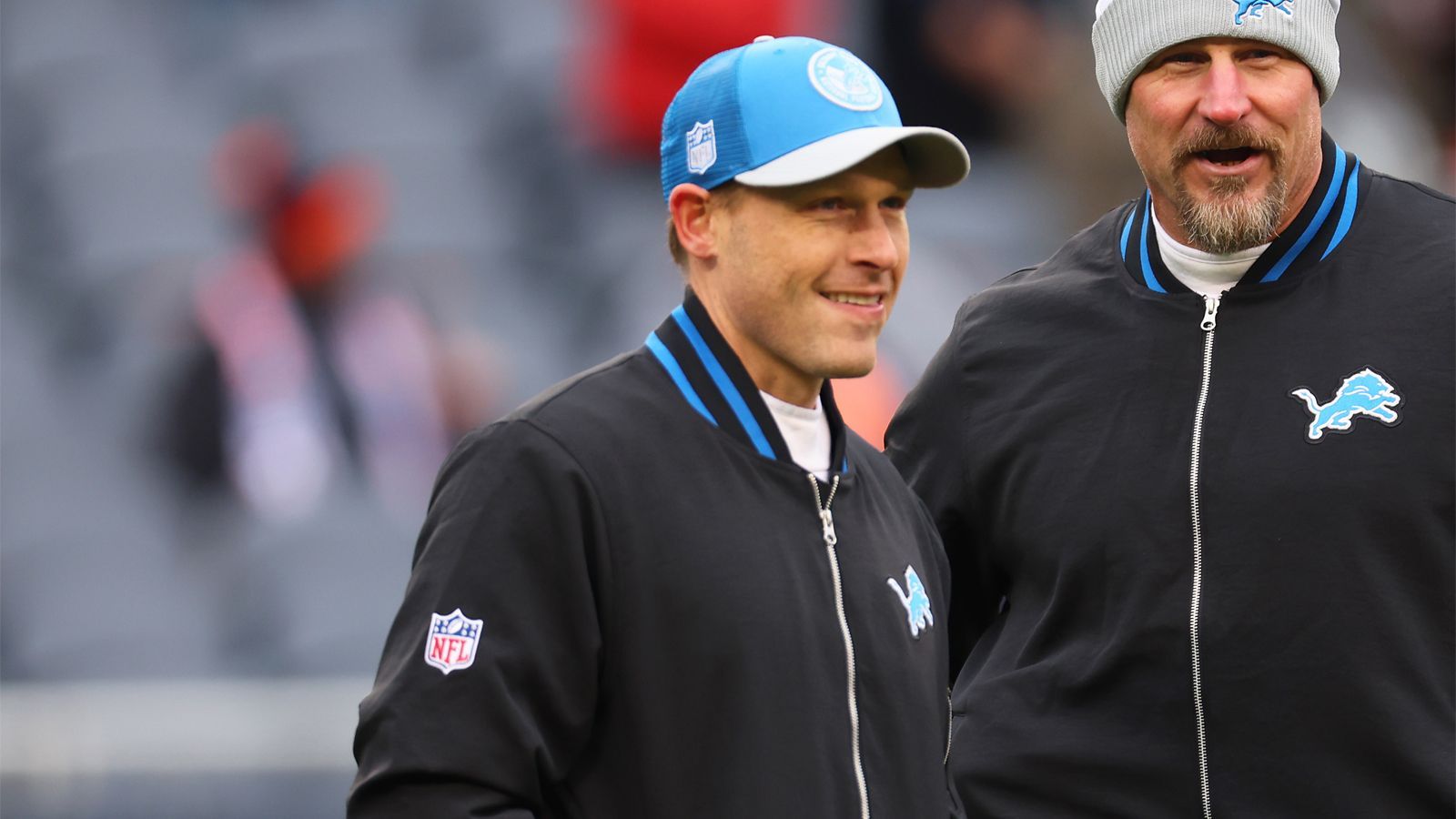 <strong>Ben Johnson (Offensive Coordinator, Detroit Lions)</strong><br>Bereits in der vergangenen Saison waren NFL-Teams an ihm dran. Doch Johnson blieb im Staff von Dan Campbell und ist weiter Teil der Erfolgsgeschichte. Auch dank seiner offensiven Ideen konnten sie ihre Division gewinnen. Unter ihm wurde Jared Goff wieder ein Top-Quarterback. Mit 37 Jahren wäre er ein junger, moderner Head Coach und würde zum Trend passen.