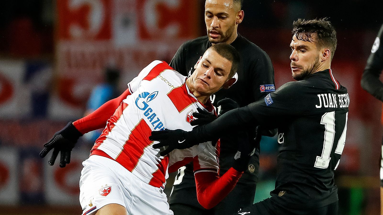 
                <strong>Dejan Joveljic (Eintracht Frankfurt)</strong><br>
                Wird Dejan Joveljic (l.) der neue Luka Jovic? Die Fußstapfen sind sicherlich groß, aber der Neuzugang von Eintracht Frankfurt hat trotz seiner erst 19 Jahre auch schon einiges vorzuweisen. Für Roter Stern Belgrad erzielte der Serbe in der vergangenen Saison in 17 Spielen acht Treffer, zweimal kam er in der Champions League zum Einsatz, gegen Paris St. Germain und den SSC Neapel. "Dejan ist ein sehr guter Mittelstürmer, der aber auch über eine gewisse Variabilität verfügt und über die Flügel kommen kann. Natürlich ist er noch jung und wird lernen müssen. Aber wir sind sehr optimistisch, dass ihm die Eingewöhnung hier bei uns in Frankfurt leicht fällt", erklärte der Frankfurter Sportvorstand Fredi Bobic. Die Eintracht machte die Verpflichtung des 1,82 Meter großen Angreifers am Freitagabend offiziell, Joveljic erhält einen Vertrag bis 2024.
              