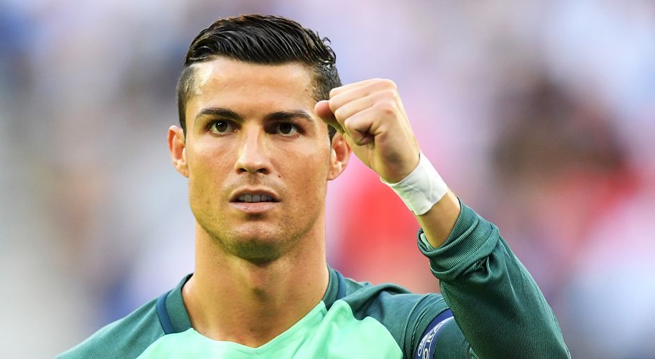 
                <strong>Der Abend von CR7</strong><br>
                Ein Tor, eine Vorlage und der Traum vom Finale ist perfekt: Kapitän Cristiano Ronaldo führt Portugal ins Endspiel der EM 2016. Alle Augen waren während der Halbfinal-Partie gegen Wales auf den 31-Jährigen gerichtet. Das direkte Duell "Cristiano Ronaldo vs. Gareth Bale" entscheidet der Portugiese mit 2:0 für sich. ran.de zeigt den Abend von CR7 in Bildern.
              
