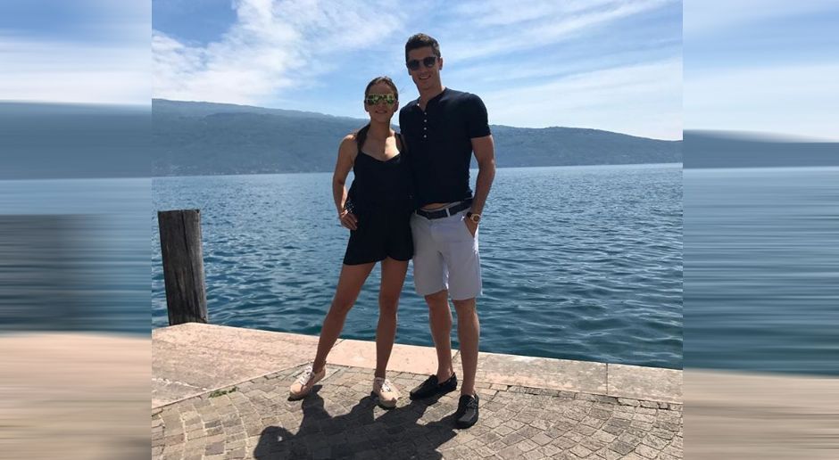 
                <strong>Robert Lewandowski</strong><br>
                Saison beendet, ab nach Italien. Robert Lewandowski entspannt in der Sommerpause mit Ehefrau Anna am See.
              
