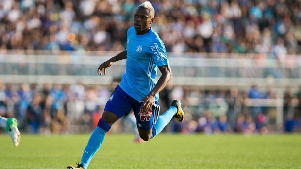 
                <strong>Clinton N'Jie (Olympique Marseille)</strong><br>
                Olympique Marseilles Clinton N'Jie schaffte es am ersten Spieltag gegen Dijon nicht mal in die Startelf, war aber trotzdem der wichtigste Mann. Denn nach einer schwachen Halbzeit ohne Tore durfte der Neuzugang für Dimitri Payet ran. Nur sechs Minuten nach seiner Einwechslung traf der frühere Tottenham-Spieler als Joker zur Führung, in der 72. Minute sorgte N'Jie dann mit seinem zweiten Treffer des Spiels auch noch für den 3:0-Endstand. Nach seinem gelungenen Einstand war es keine Überraschung, dass der Kameruner am zweiten Spieltag in der Startelf stand.
              