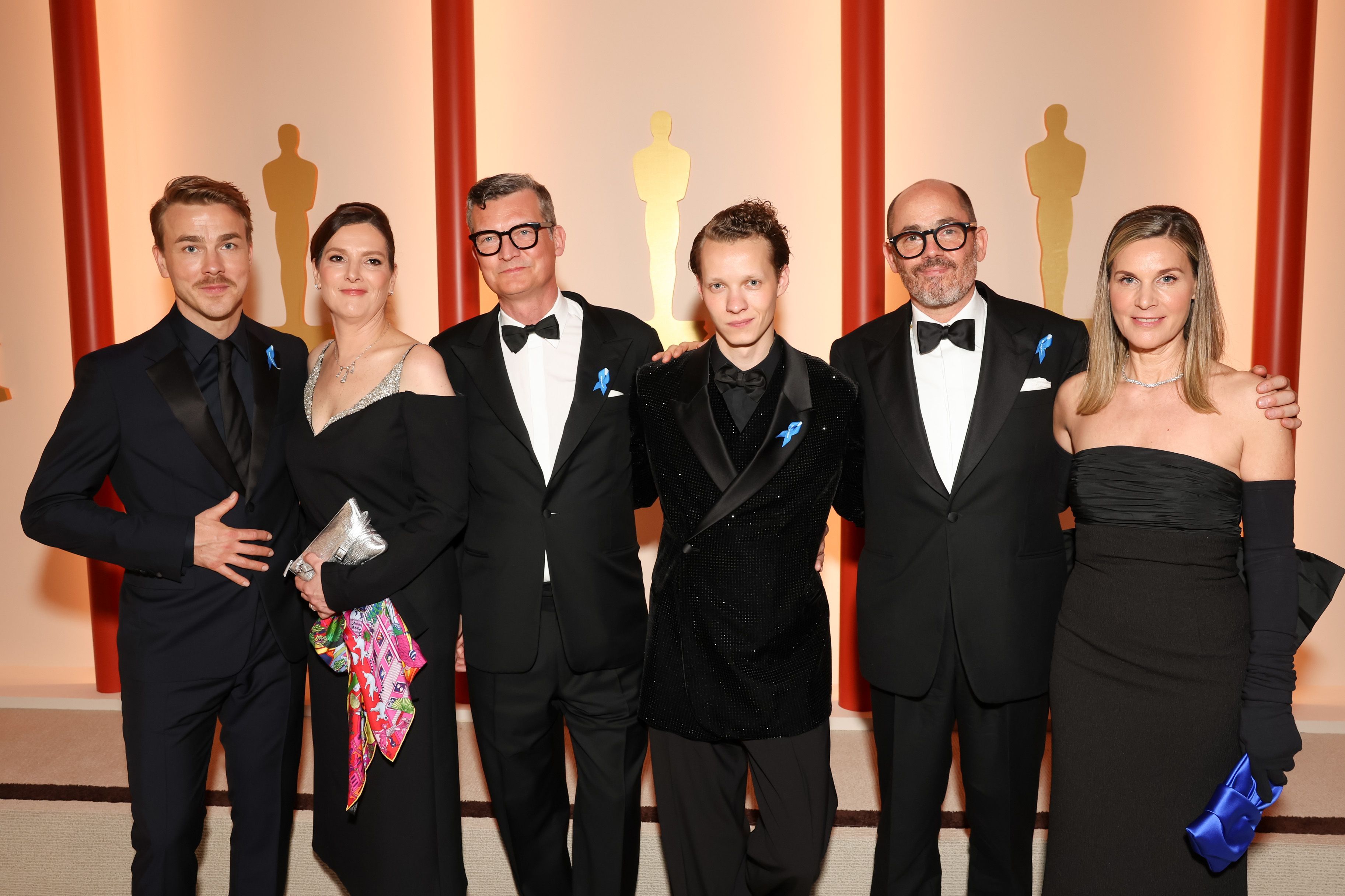 Felix Kammerer (Mitte) begeistert im Pailettenlook bei der Oscarverleihung 2023