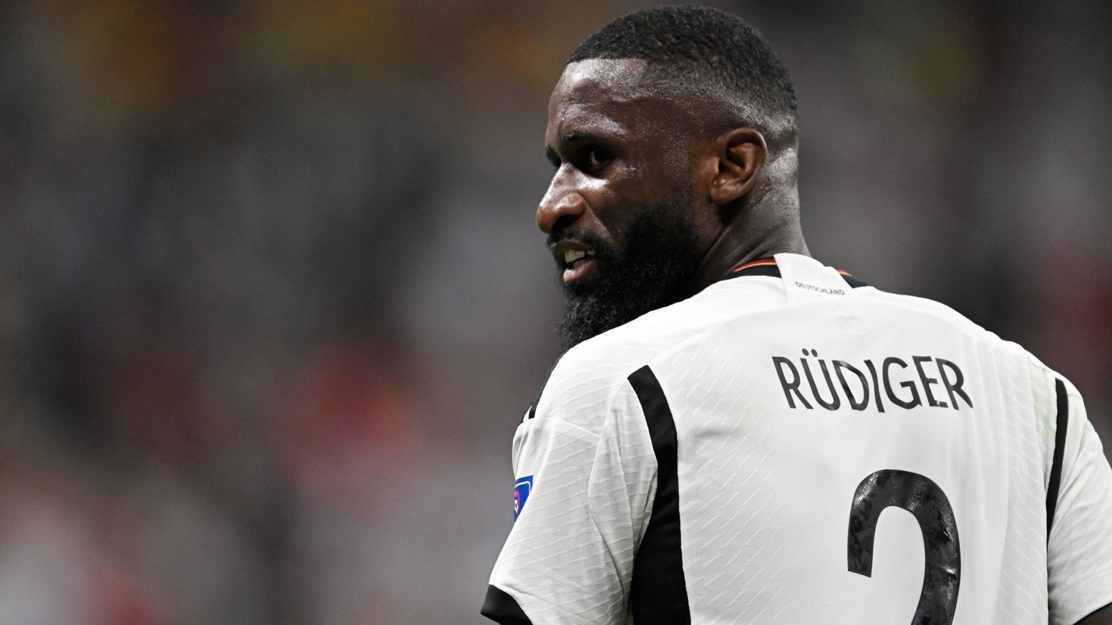 
                <strong>Innenverteidiger: Antonio Rüdiger</strong><br>
                Antonio Rüdiger ist der unumstrittene Abwehrchef und gesetzt. Der Verteidiger von Real Madrid räumt hinten auf und schaltet sich immer wieder ins Offensivspiel ein. An Rüdiger führt kein Weg vorbei.
              