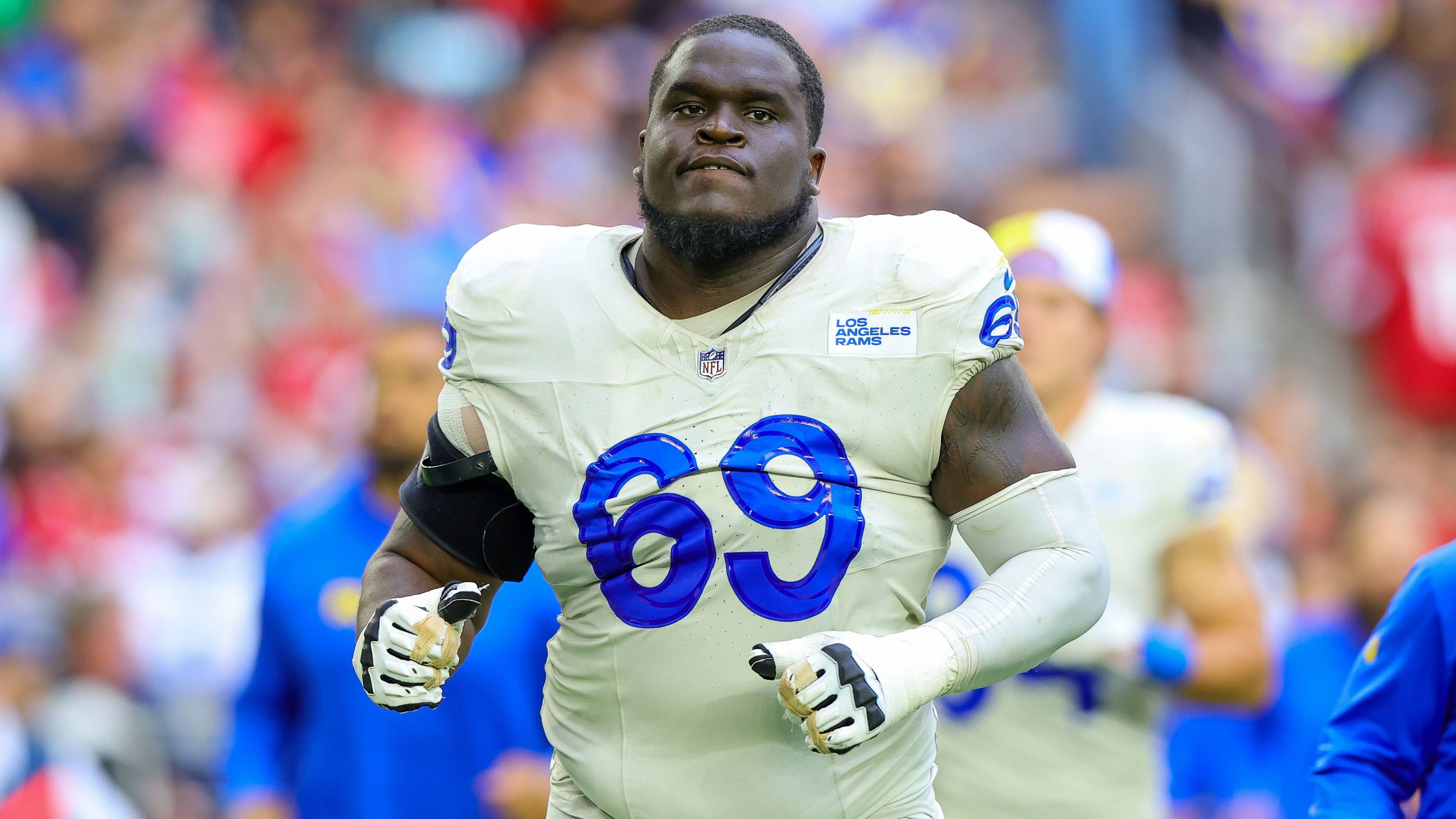 <strong>Los Angeles Rams: Wenig zu mäkeln, aber...</strong><br>Guard Kevin Dotson hat sich mit einer überragenden Saison einen neuen Vertrag bei den Los Angeles Rams verdient. Allerdings sind die Gehälter für Interior Offensive Linemen in dieser Offseason explodiert, darunter litten auch die Rams. 32 Millionen Dollar garantiert gibt es für ihn in drei Jahren. Das muss er erstmal auf dem Feld zurückzahlen.