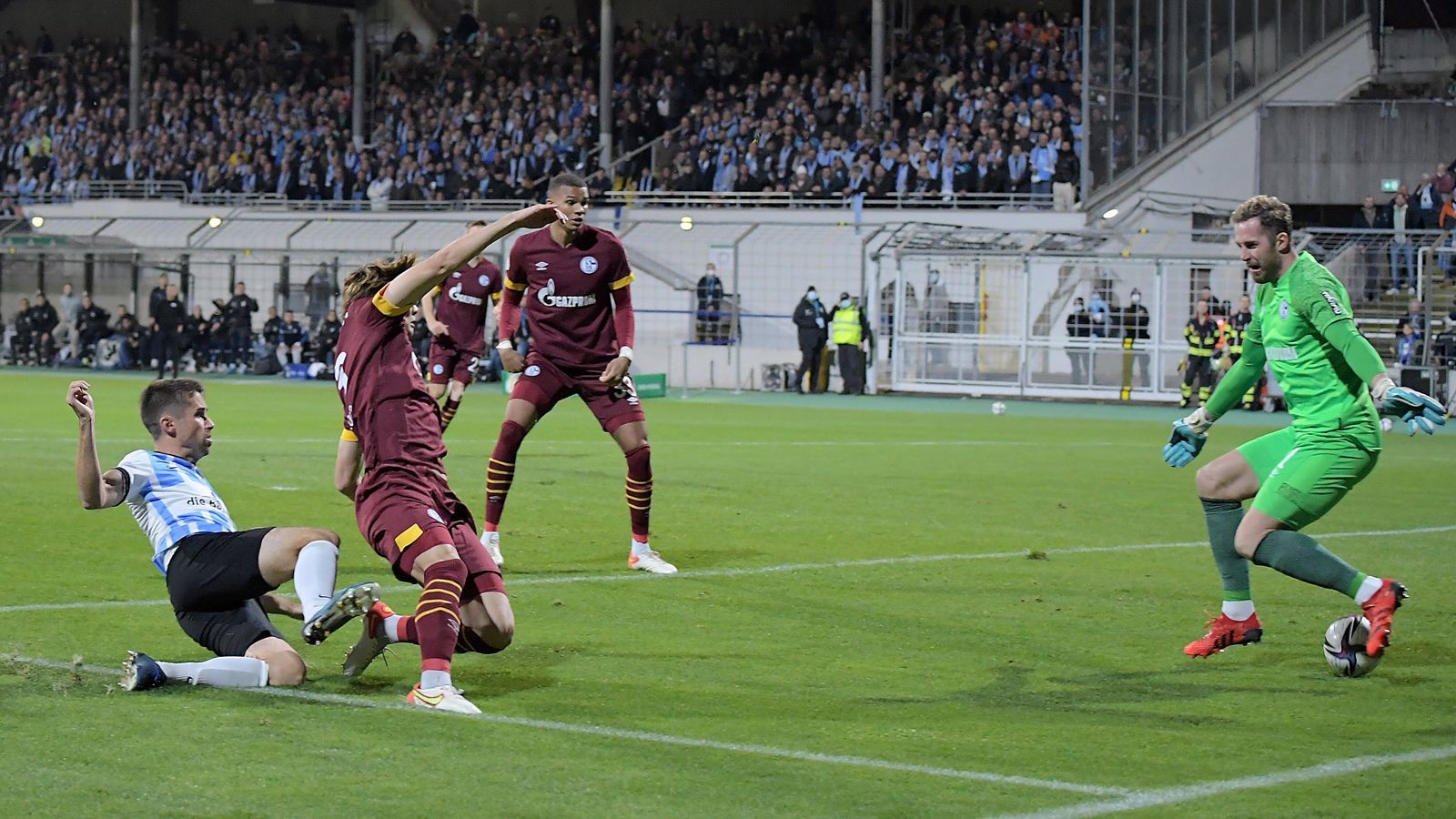 
                <strong>1860 München - FC Schalke 04</strong><br>
                Und der Drittligist ging tatsächlich in Führung! Stefan Lex traf schon in der 5. Minute mit einem Aufsetzer durch die Beine von Schalke-Keeper Ralf Fährmann.
              