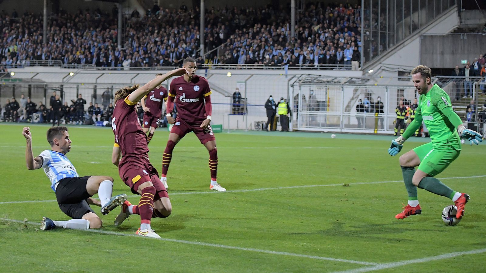 
                <strong>1860 München - FC Schalke 04</strong><br>
                Und der Drittligist ging tatsächlich in Führung! Stefan Lex traf schon in der 5. Minute mit einem Aufsetzer durch die Beine von Schalke-Keeper Ralf Fährmann.
              