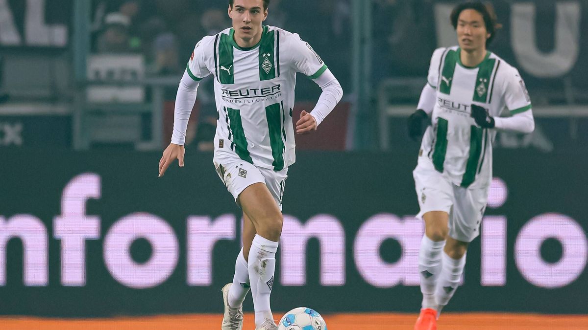 Mönchengladbach, Deutschland, 08.02.25: Florian Neuhaus (Borussia Mönchengladbach) in Aktion, am Ball, Einzelaktion waehrend des Spiels der 1. Bundesliga zwischen Borussia Mönchengladbach - Eintrac...