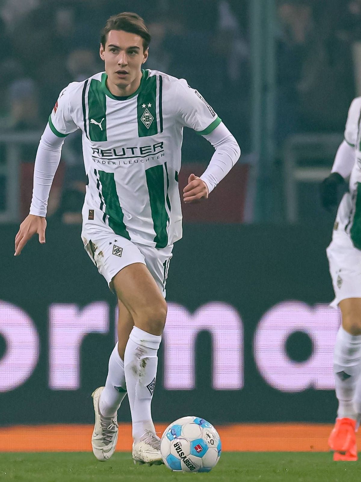 Mönchengladbach, Deutschland, 08.02.25: Florian Neuhaus (Borussia Mönchengladbach) in Aktion, am Ball, Einzelaktion waehrend des Spiels der 1. Bundesliga zwischen Borussia Mönchengladbach - Eintrac...