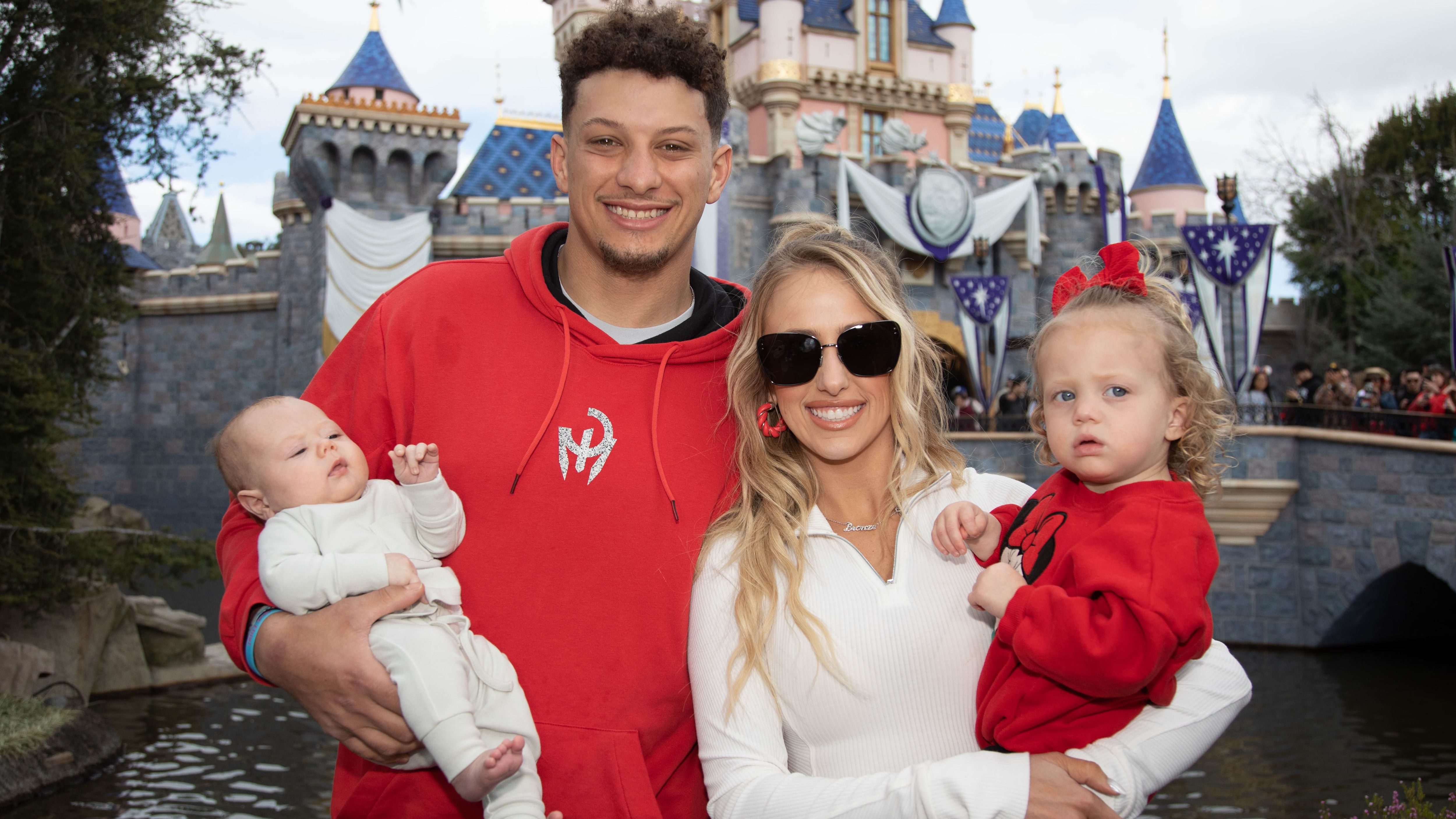 <strong>Familie</strong><br>Das Ehepaar bekam im Februar 2021 das erste Kind: Tochter Sterling Skye. Im November 2022 erhielt die junge Familie mit Sohn Patrick Bronze Lavon Mahomes III weiteren Zuwachs. Anfang dieses Jahres kam mit Golden Raye dann die zweite Tochter der Familie Mahomes auf die Welt.