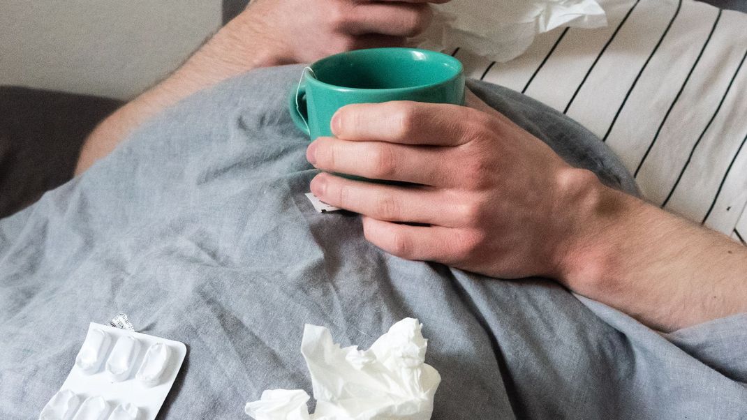 Wer an Grippe erkrankt ist, sollte tunlichst im Bett bleiben. (Symbolbild)