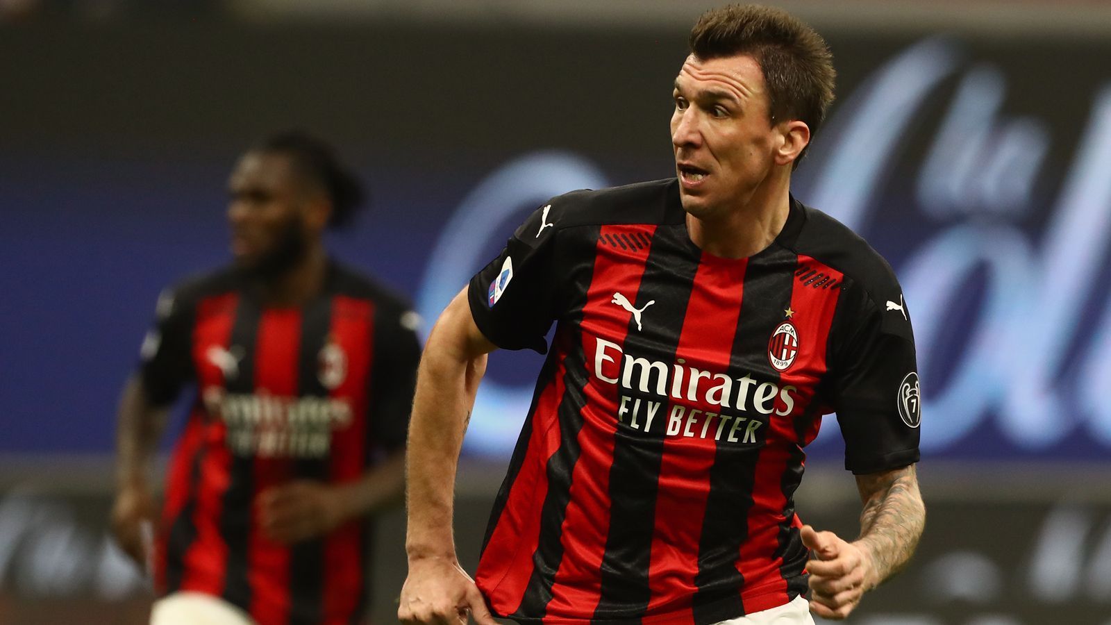 
                <strong>Mario Mandzukic (zuletzt AC Mailand)</strong><br>
                Nach zweimonatiger Vereinslosigkeit entschied sich der frühere Bayern- und Wolfsburg-Stürmer Mario Mandzukic für die Fußballer-Rente. Der 35-Jährige richtete sich mit einem Statement auf Instagram an die Öffentlichkeit. "Lieber kleiner Mario, wenn du diese Schuhe zum ersten Mal anziehst, kannst du dir gar nicht vorstellen, was du im Fußball erleben wirst. Du wirst auf den größten Bühnen Tore schießen und die größten Trophäen mit den größten Vereinen gewinnen. Als stolzer Vertreter deines Landes wirst du dabei helfen, die Geschichte des kroatischen Sports zu schreiben", schrieb Mandzukic, der bis Ende Juni 2021 bei Milan unter Vertrag stand. Seine größten Erfolge feierte der nunmehrige Ex-Stürmer 2013 mit dem Gewinn der Champions League mit dem FC Bayern sowie dem Vize-Weltmeistertitel 2018.
              