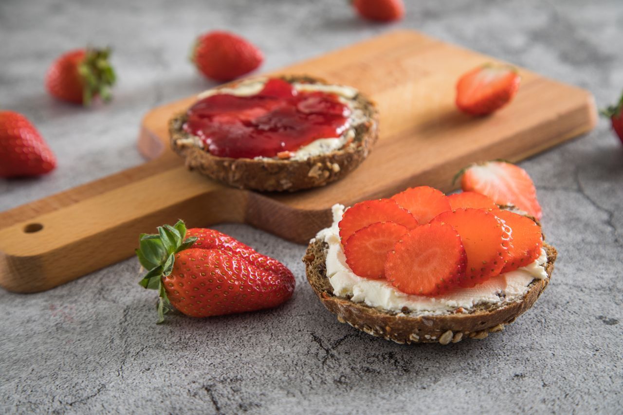 Pur als Brotbelag sind Erdbeeren ein perfekter Snack. Einfach ein Brötchen mit Frischkäse, Schoko-Aufstrich oder Erdbeer-Marmelade bedecken und mit Erdbeer-Scheiben verzieren.