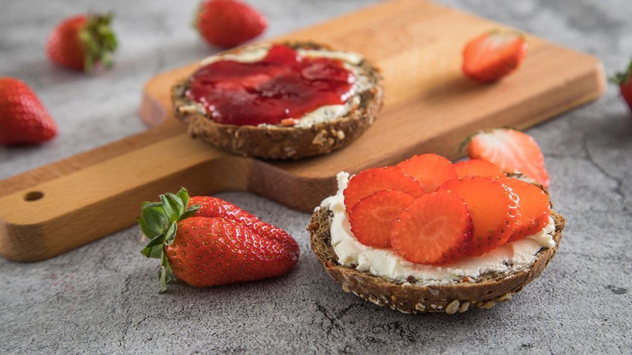 Pur als Brotbelag sind Erdbeeren ein perfekter Snack. Einfach ein Brötchen mit Frischkäse, Schoko-Aufstrich oder Erdbeer-Marmelade bedecken und mit Erdbeer-Scheiben verzieren.