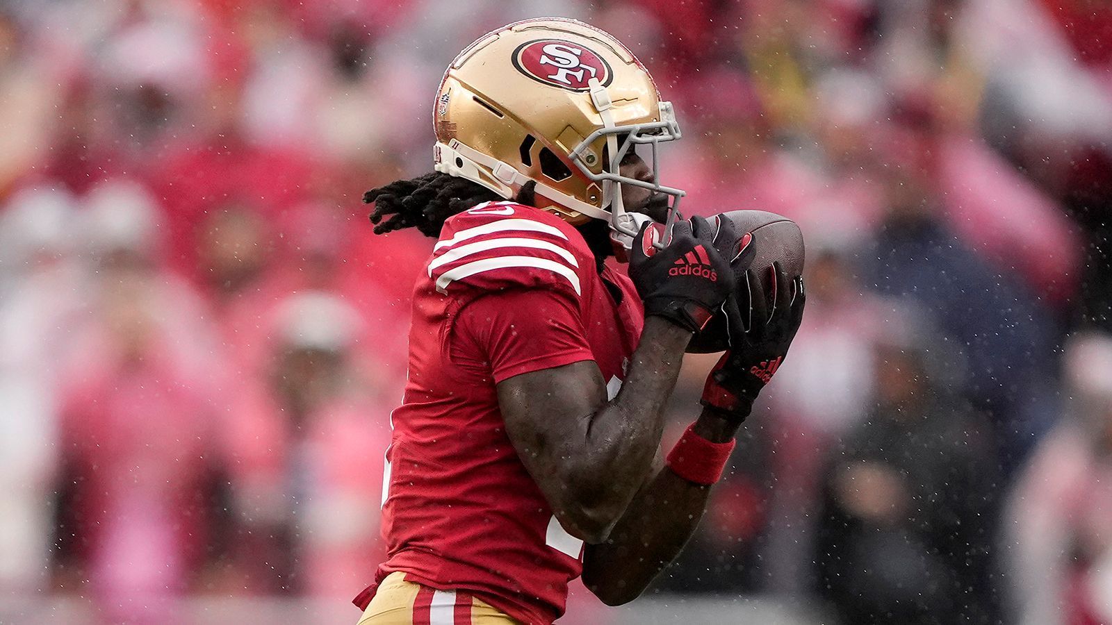 
                <strong>Platz 10: San Francisco 49ers</strong><br>
                &#x2022; Starter: Brandon Aiyuk, Deebo Samuel, Jauan Jennings<br>&#x2022; Backups: Danny Gray, Chris Conley, Ray-Ray McCloud III<br>Die Top 10! Brandon Aiyuk und Deebo Samuel (auch wenn er gerne als Ballträger eingesetzt wird) passen schematisch ideal in den offensiven Aufbau von Head Coach Kyle Shanahan und bringen, wenn Verletzungen nicht im Weg stehen, konstant gute Leistungen. Jauan Jennings fällt nicht immer statistisch auf, fing aber vergangene Saison eine Reihe an Pässen, die er in ein First Down ummünzte und beeindruckte mit seinen Blocking-Fähigkeiten. Der letztjährige Rookie Danny Gray zeigte sein Tempo nur in vereinzelten Szenen. Chris Conley und Ray-Ray McCloud III sind solide Backups. 
              