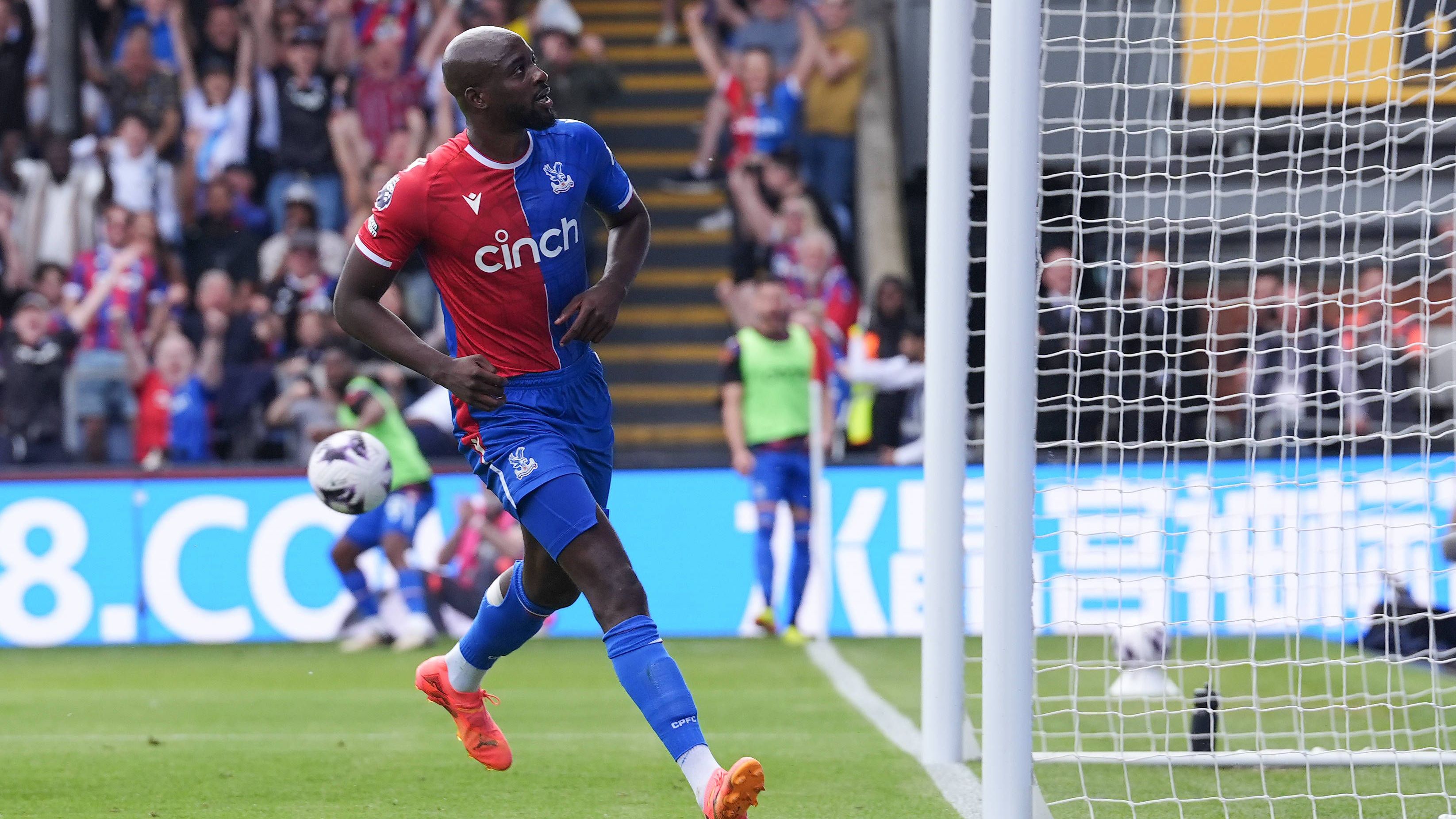 <strong>Jean-Philippe Mateta (Crystal Palace)</strong><br>Sollte es mit Guirassy nicht klappen, oder der BVB gar einen zweiten Neuner verpflichten wollen, ist laut "Sport Bild" Jean-Philippe Mateta ein Kandidat. Der Ex-Mainzer würde wohl mindestens 20 Millionen Euro kosten. In der Saison 2023/24 erzielte der 26-Jährige in 39 Pflichtspielen 19 Treffer für Premier-League-Klub Crystal Palace.