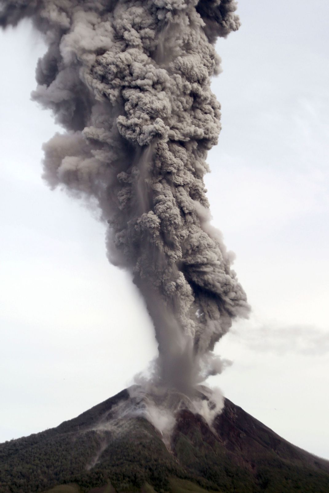 Der Vulkan Sinabung spuckte Asche und warf eine Aschewolke in die Atmosphäre, die mehrere Kilometer lang war.