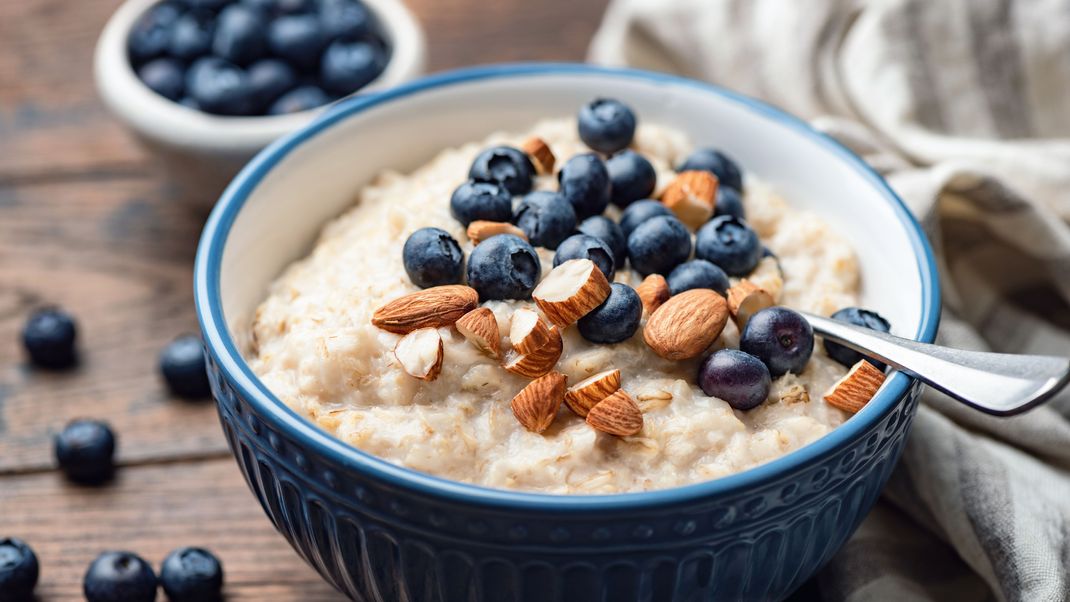 Overnight Oats mit Blaubeeren und Nüssen - gesund und lecker!