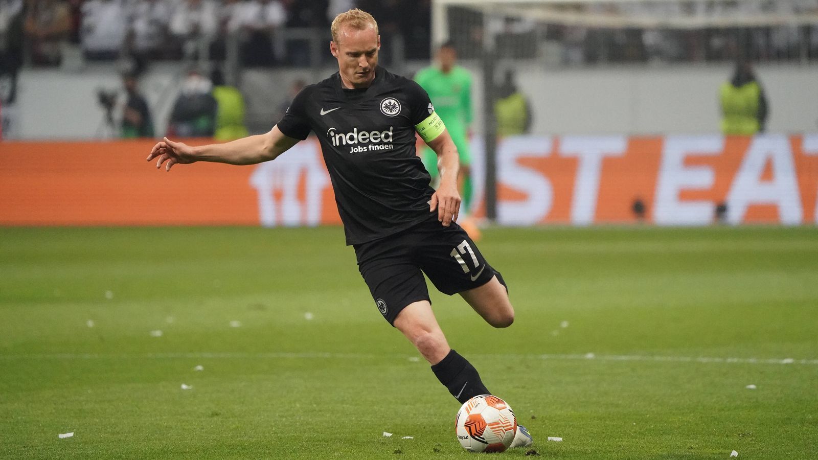 
                <strong>Sebastian Rode</strong><br>
                Frankfurts Kapitän fügt sich an diesem historischen Abend für die Eintracht nahtlos in die geschlossene Mannschaftsleistung ein. Kurz vor der Pause steht er genau richtig und klärt im Verbund mit Ndicka vor der Linie. ran-Note: 2
              