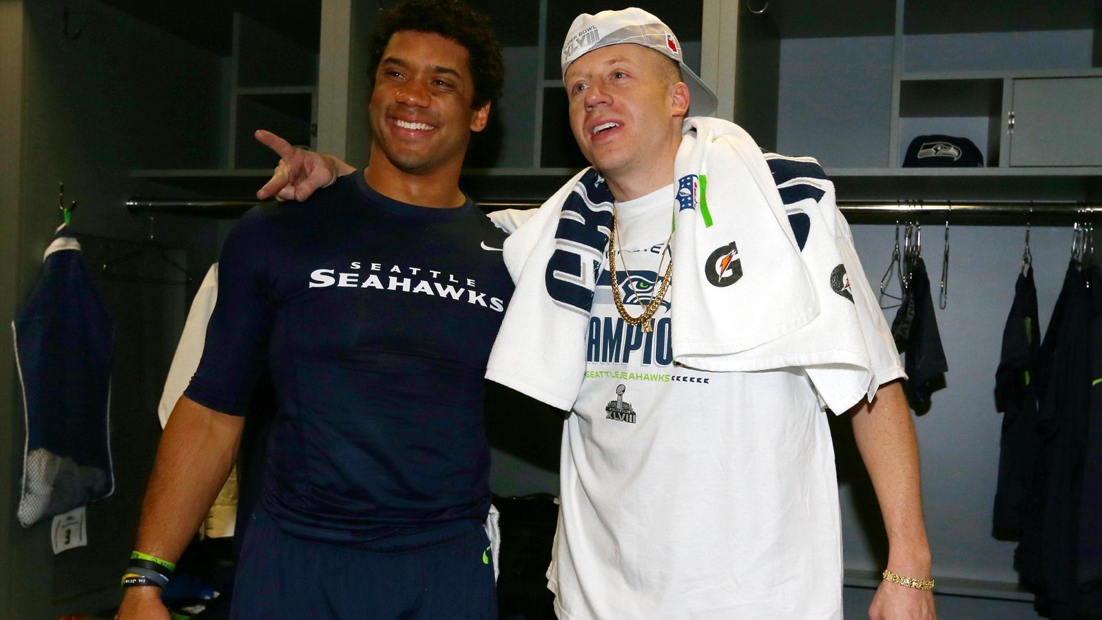 
                <strong>Macklemore (Seattle Seahawks)</strong><br>
                Der in Seattle geborene Musiker Macklemore unterstützt das NFL-Team seiner Heimatstadt. Der Rapper durfte sogar schon auf der Siegesfeier seines Lieblingsteams nach dem Super-Bowl-Gewinn 2014 auftreten und sein Song "Can't Hold Us" schaffte es sogar zur Touchdown-Hymne der Seahawks.
              