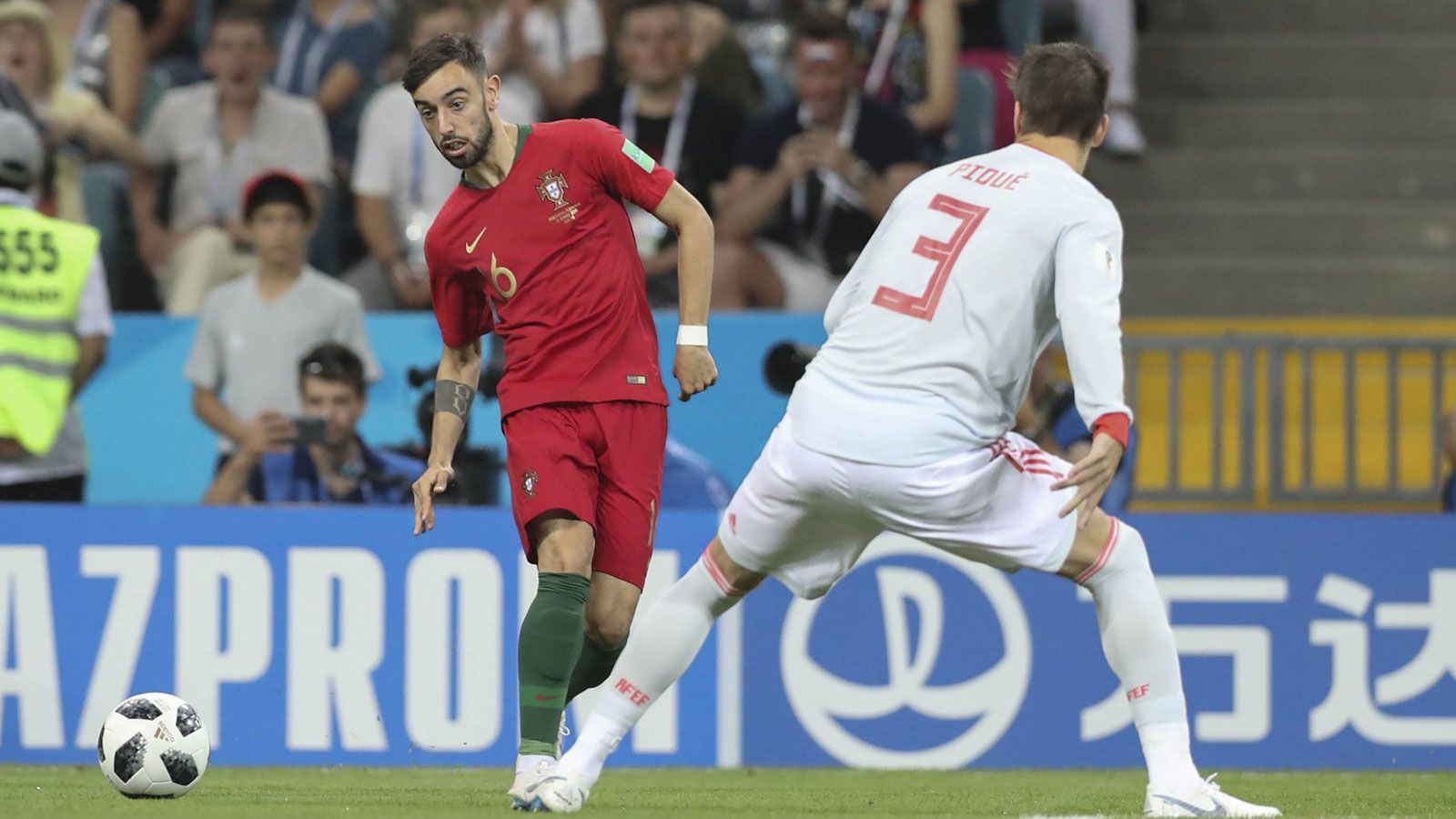 
                <strong>Bruno Fernandes (Portugal)</strong><br>
                Portugals überraschend in der Startelf aufgetauchter Jungstar konnte seien Aufstellung nicht so richtig rechtfertigen. Lediglich einen Konter in der 21. Minute leitete der Sporting-Spieler gut ein, ansonsten war er vor allem in den Zweikämpfen viel zu wenig aggressiv. In der 68. Minuten wurde er ausgetauscht. ran-Note: 4 
              