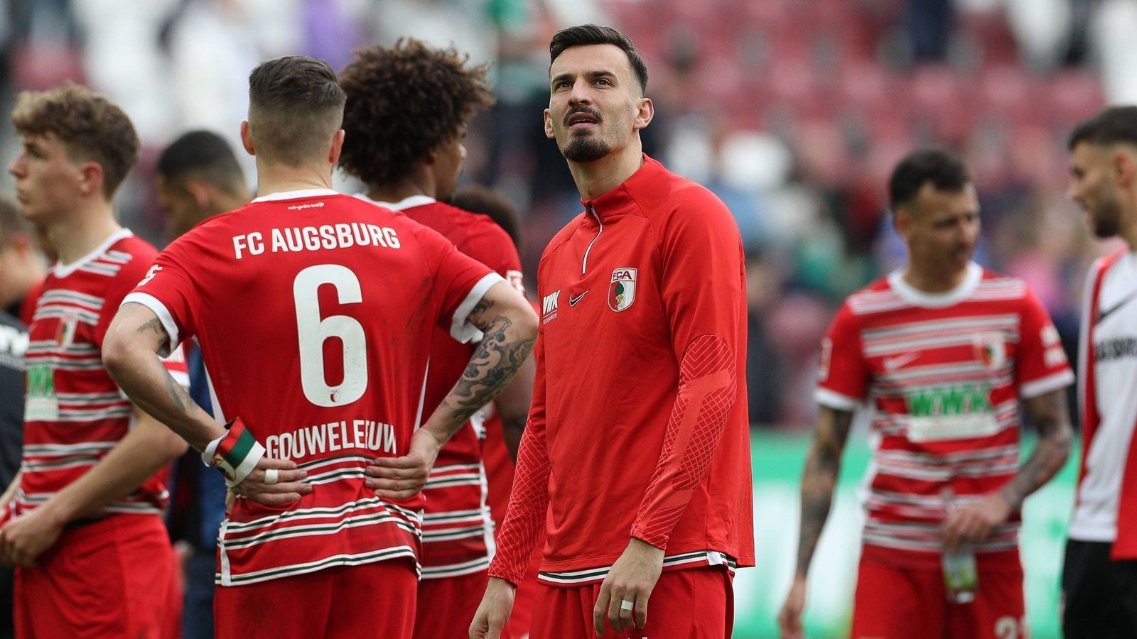 
                <strong>FC Augsburg: 13. Platz, 34 Punkte, 42:58 Tore</strong><br>
                &#x2022; 33. Spieltag: Borussia Dortmund (H, 2.)<br>&#x2022; 34. Spieltag: Borussia Mönchengladbach (A, 11.)<br>Wenn Ihr durchtippen wollt, wer am Ende wo landet: Hier geht es zum ran Tabellenrechner
              