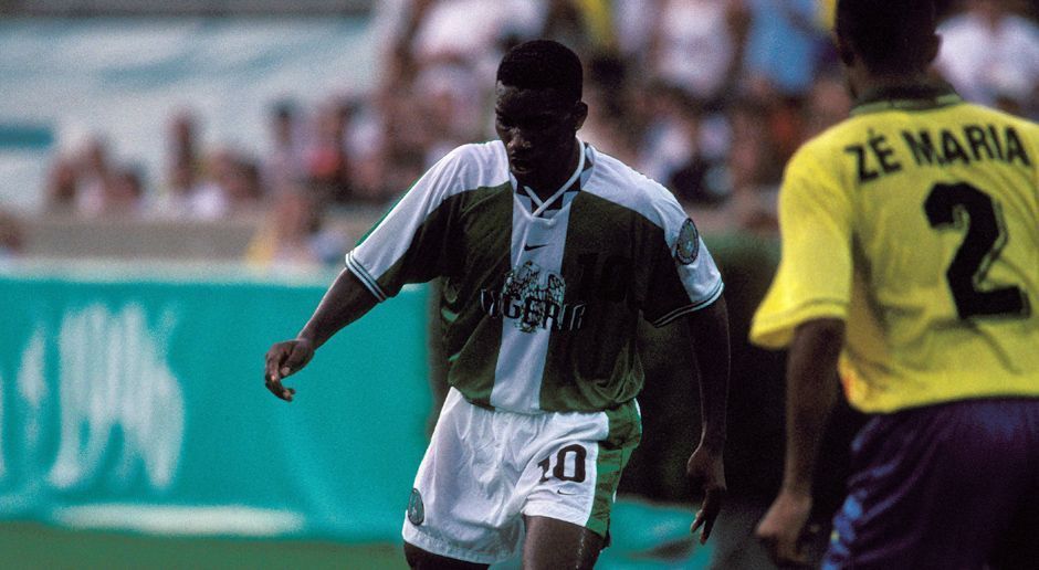 
                <strong>Jay-Jay Okocha (Nigeria)</strong><br>
                Nach vier Jahren bei Eintracht Frankfurt reiste Dribbelkünstler Okocha nach Atlanta und wurde dort zur Legende. Nigerias "Dream Team" mit Stars wie Viktor Ikpeba, Sunday Oliseh und Taribo West stürmte zum ersten ganz großen Triumph einer afrikanischen Fußball-Mannschaft. "Gott hat es so gewollt", sagte Okocha später. Bis heute werden die "Super Eagles" von 1996 in ihrer Heimat als Helden verehrt.
              