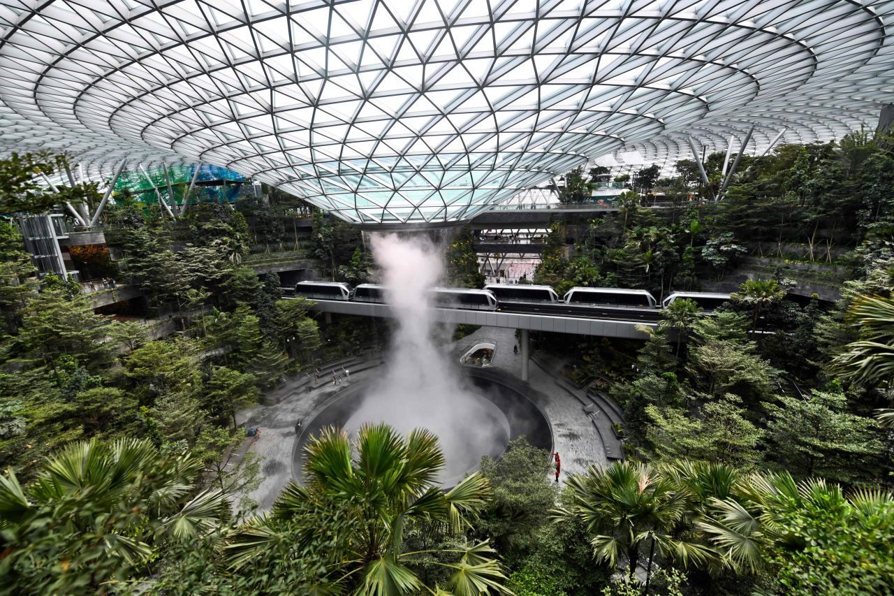 Gläsernes Juwel: Der spektakuläre Anbau des "Singapore Changi Airport" beherbergt den größten Indoor-Wasserfall der Welt. Der Bau trägt den Namen "Jewel Changi". 