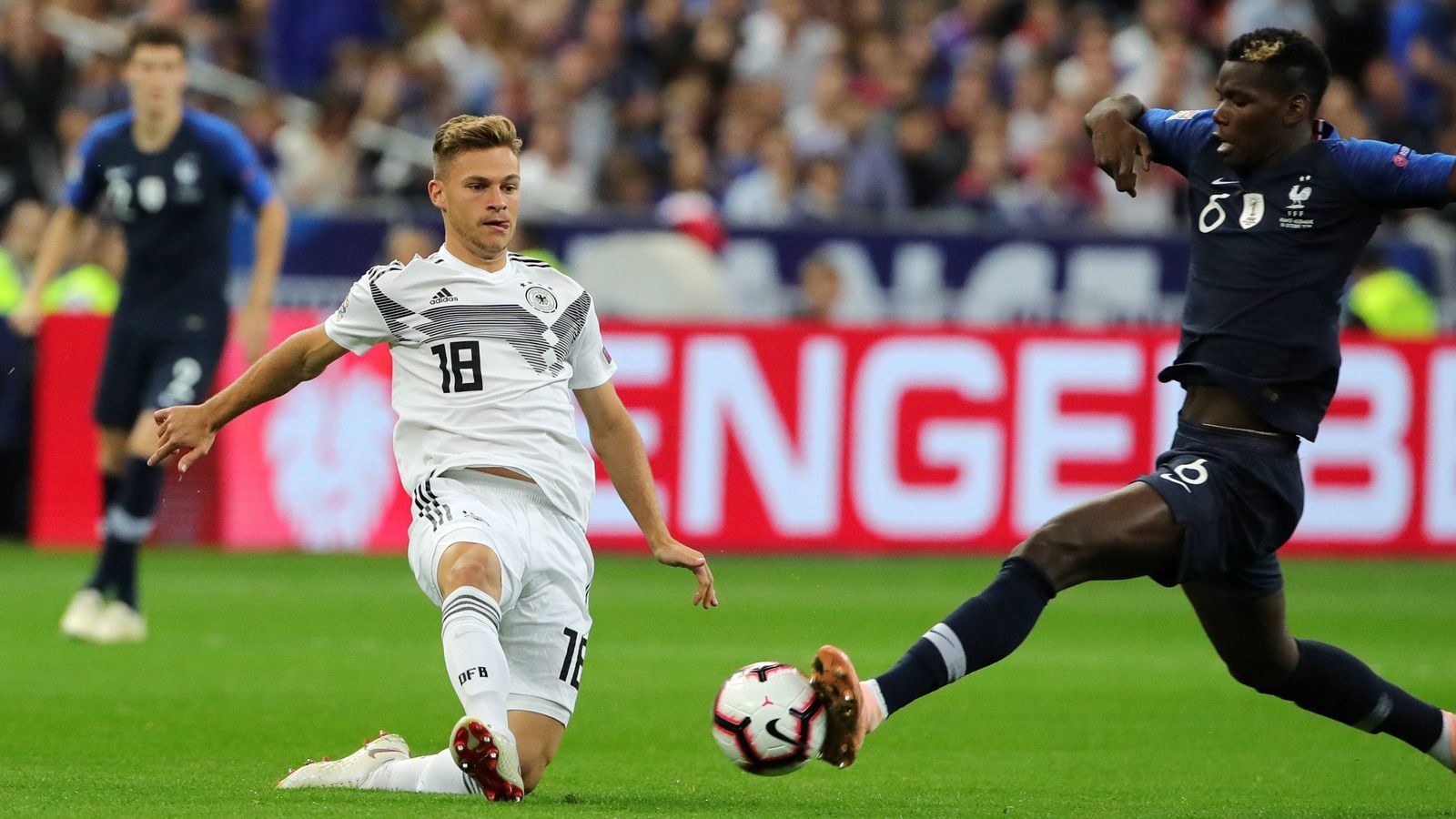 
                <strong>Joshua Kimmich (Deutschland)</strong><br>
                Der Sechser findet fast immer die richtige Lösung und agiert gewohnt umsichtig. Vor dem 1:0 erobert er stark den Ball in der gegnerischen Hälfte. Die wichtigen Zweikämpfe verbucht er für sich, allerdings verursacht Kimmich mit einem Foul an Mbappe auch einen Freistoß in gefährlicher Position. Teilt aus, steckt aber auch massig ein. ran-Note: 2
              