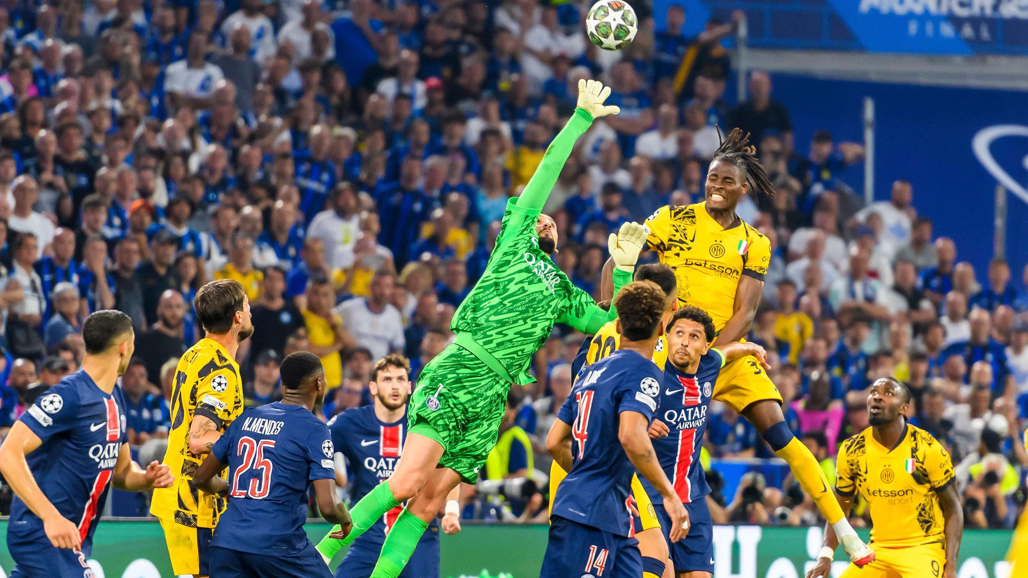 <strong>Die Stars beim Champions-League-Finale in München</strong><br><em>Beim Champions-League-Finale drehte sich natürlich alles um <a data-li-document-ref="541478" href="https://www.ran.de/sports/fussball/paris-saint-germain">Paris Staint-Germain</a> und<a data-li-document-ref="541484" href="https://www.ran.de/sports/fussball/inter-mailand"> Inter Mailand</a>. Das 5:0 der Franzosen ließen sich aber auch viele Stars nicht entgehen, die diesmal eben nicht im Mittelpunkt standen. <strong>ran</strong> hat sie dennoch erwischt und zeigt, wer in der Allianz Arena dabei war.</em>
