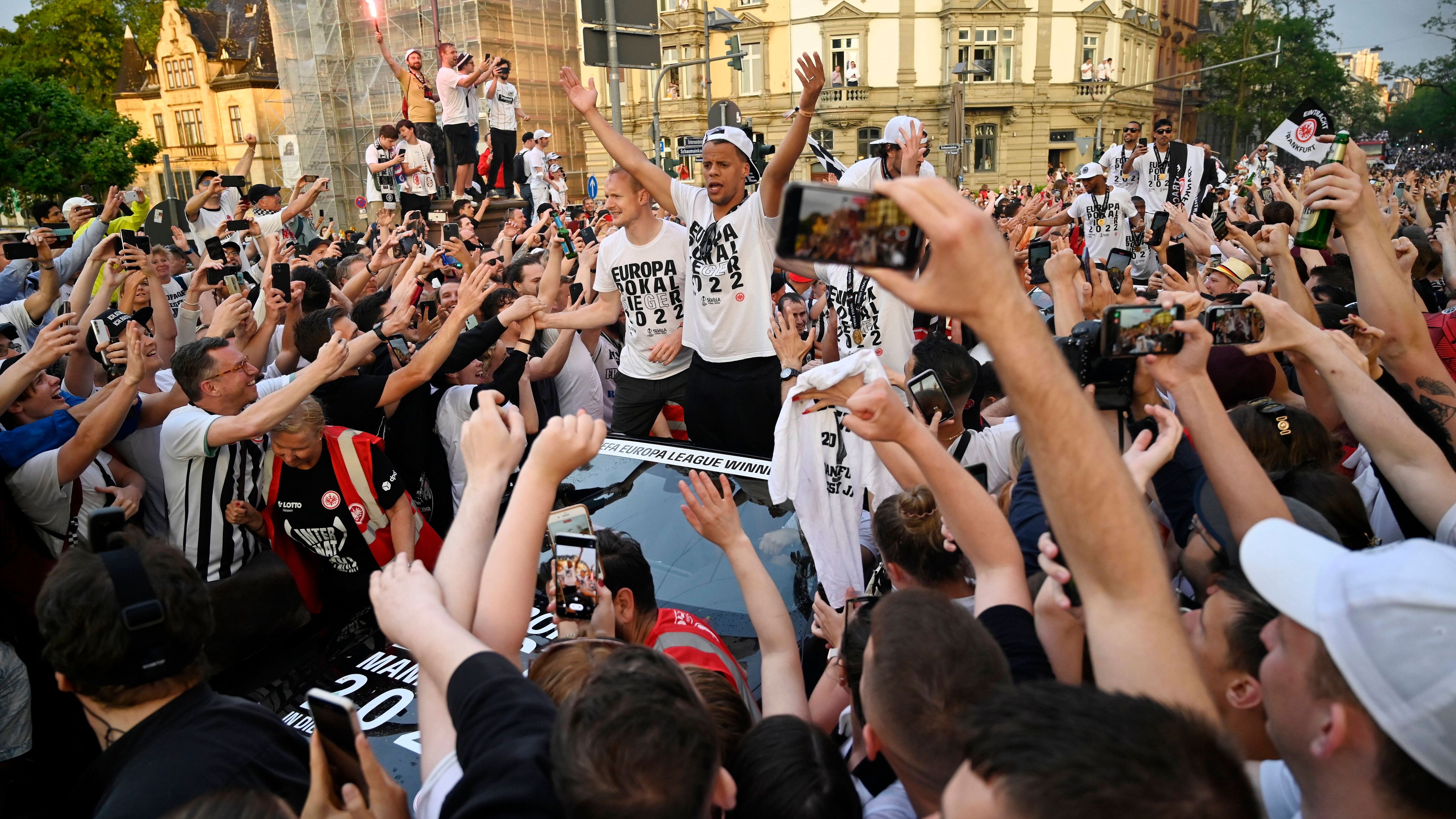 <strong>Eintracht Frankfurt: Europa-League-Sieger 2022</strong><br>Die Eintracht holte 2022 nach einem Finalsieg gegen die Glasgow Rangers erstmals seit 1980 einen Europapokal in die Mainmetropole. Und das nur vier Jahre nach dem Triumph im DFB-Pokal gegen den FC Bayern München. In Frankfurt wurden die Helden begeistert gefeiert.