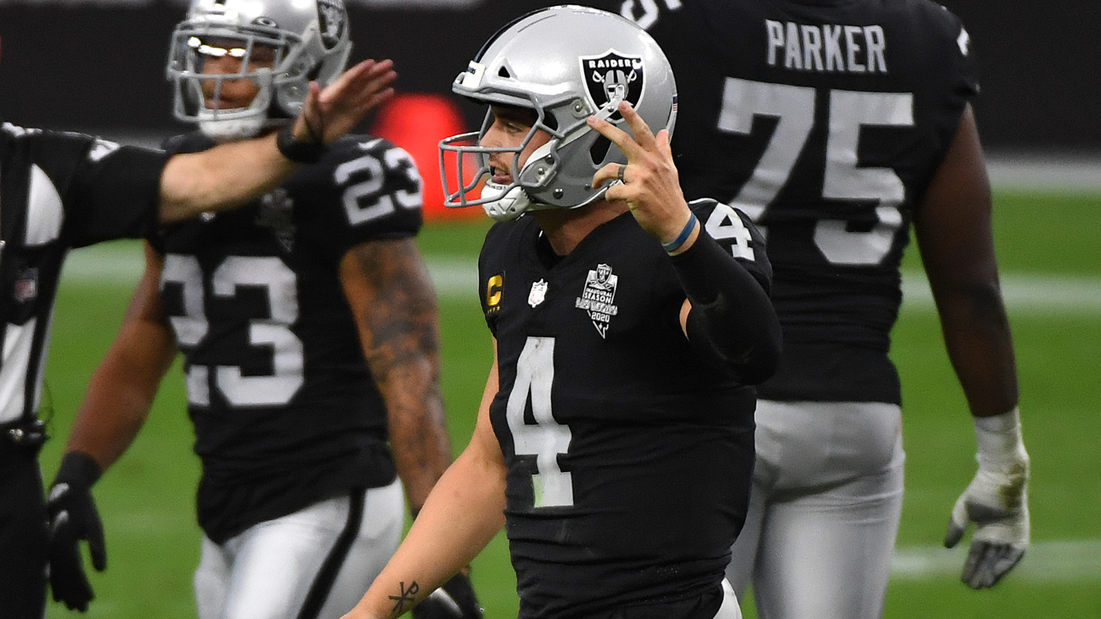 
                <strong>Platz 9: Derek Carr - Las Vegas Raiders (Letzte Platzierung: 9)</strong><br>
                Heimlich, still und leise spielen sich die Raiders in den Playoff-Rängen der AFC fest (hier geht's zum aktuellen Playoff-Picture), unter anderem dank Derek Carr. Der Passgeber spielt eine solide Saison und leistete sich in neun Partien gerade einmal zwei Interceptions. Seine bisherige Bilanz von 16 Touchdowns ist hingegen definitiv ausbaufähig. Carrs unaufgeregte Spielweise könnte für die Raiders letztlich der Schlüssel für eine Playoff-Teilnahme sein.
              