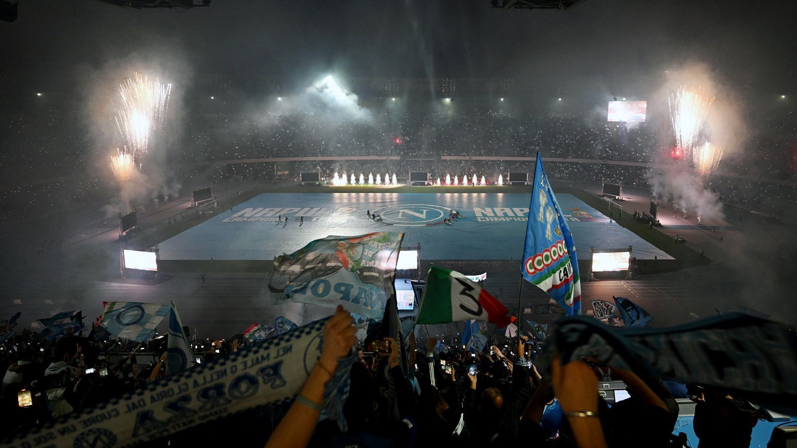 
                <strong>Feuerwerk in Neapel</strong><br>
                Zeitgleich wurde der Beginn der nun endgültigen Meister-Party mit einem Feuerwerk im Stadion von Neapel eingeleitet.
              