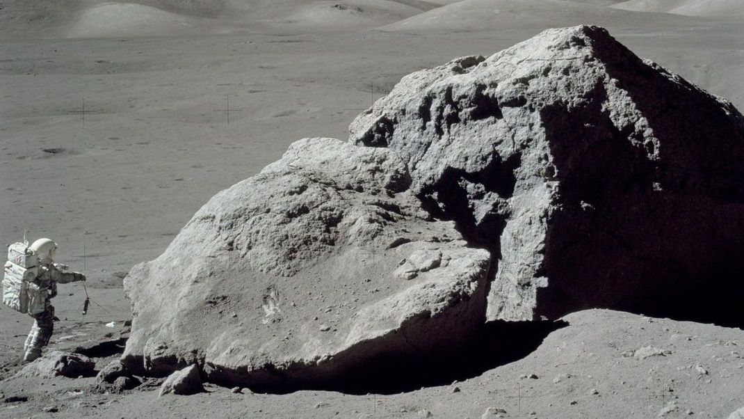 Die Apollo-Astronauten brachten 382 Kilogramm Mondgestein zur Erde. Ein Großteil davon haben die Forschenden noch nicht angerührt. Sie sparen es sich für spätere Untersuchungen auf, da die Analyse-Methoden immer besser werden.