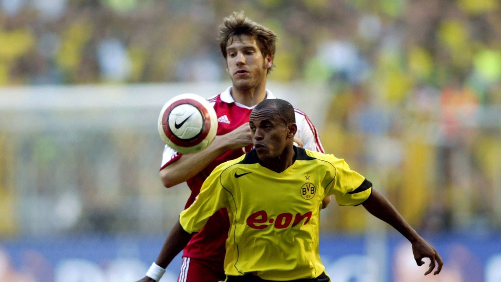 
                <strong>Torsten Frings, Vizeweltmeister 2002</strong><br>
                Bundesliga-Spiele/-Tore: 47/10 für Dortmund, 29/3 für die Bayern. 2002 wechselt der frisch gekürte Vizeweltmeister von Werder Bremen (im Bild oben) zum Meister BVB. Zwei Jahre bleibt er in Dortmund, dann geht es für ihn 2004 für eine Saison in München weiter, wo er endlich zum ersten und einzigen Mal die Meisterschale in der Hand halten kann. Weil er mit dem damaligen Bayern-Trainer Felix Magath nicht gut auskommt, geht er 2005 wieder zurück nach Bremen.
              
