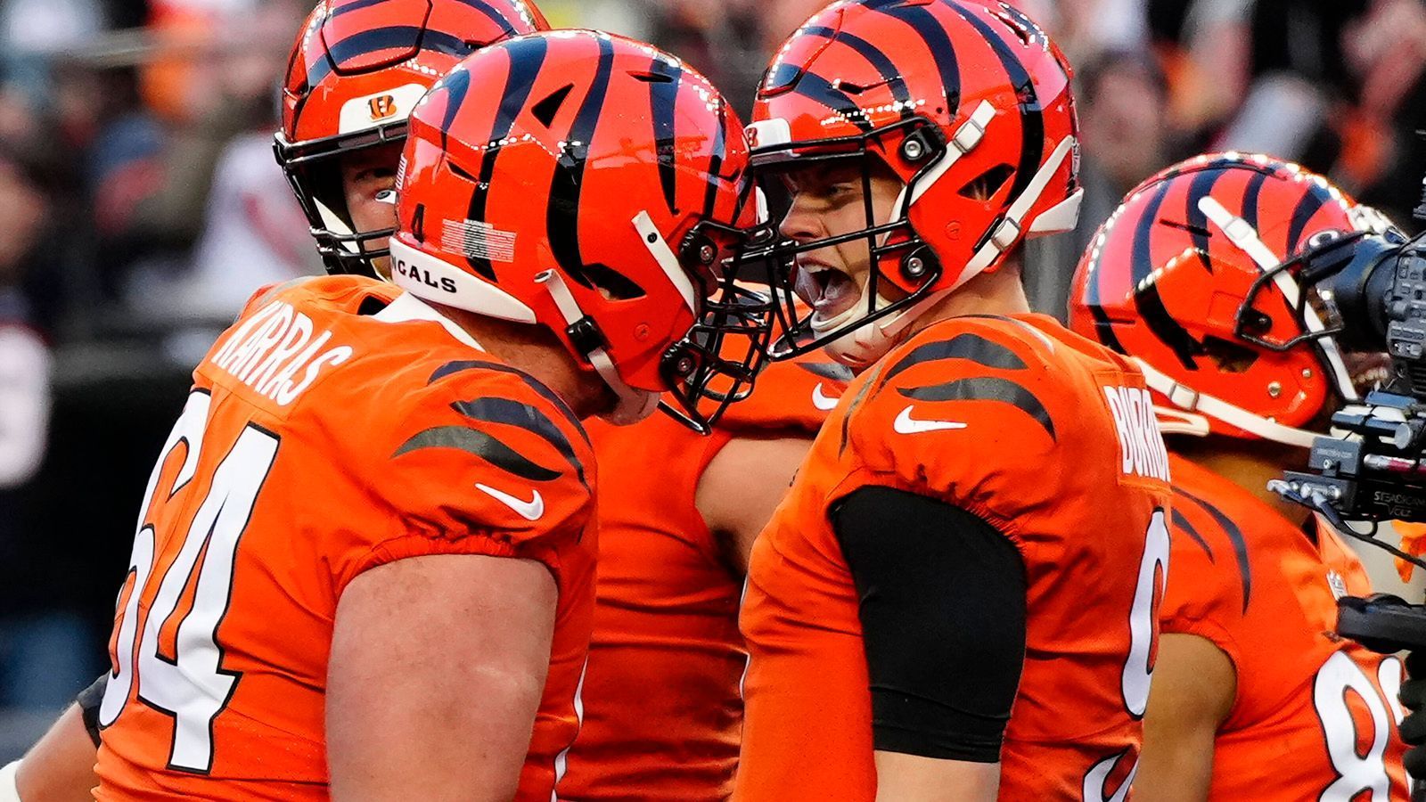 <strong>Cincinnati Bengals: Rückblick</strong><br>• Bilanz in der regulären Saison 2022/23: 12-4<br>• Playoffs: Niederlage in den Conference Championships (20:23 gegen Kansas City Chiefs)<br>• Wichtige Abgänge: Hayden Hurst (Tight End), Jessie Bates III (Safety), Vonn Bell (Safety)<br>• Wichtige Neuzugänge: Orlando Brown Jr. (Offensive Tackle), Irv Smith Jr. (Tight End), Myles Murphy (Edge Rusher, Rookie), DJ Turner (Cornerback, Rookie), Nick Scott (Safety)