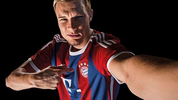 
                <strong>FC Bayern München Heimtrikot</strong><br>
                Das typische Vereinsmotto "Mia san Mia" ist im Nackenbereich eingearbeitet.
              