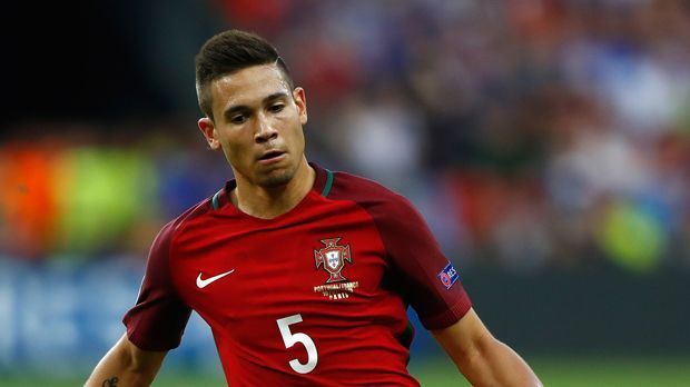 
                <strong>Raphael Guerreiro (Portugal)</strong><br>
                Raphael Guerreiro (Portugal): Der Neuzugang von Borussia Dortmund machte seine Sache in der Defensive sehr ordentlich, unterband diverse französische Angriffsversuche über seine Seite und leitete immer wieder Offensivaktionen mit ein – leider ohne Fortune. Auch sein sehenswerter Freistoss in der Nachspielzeit landete nur an der Latte. ran-Note: 3.
              