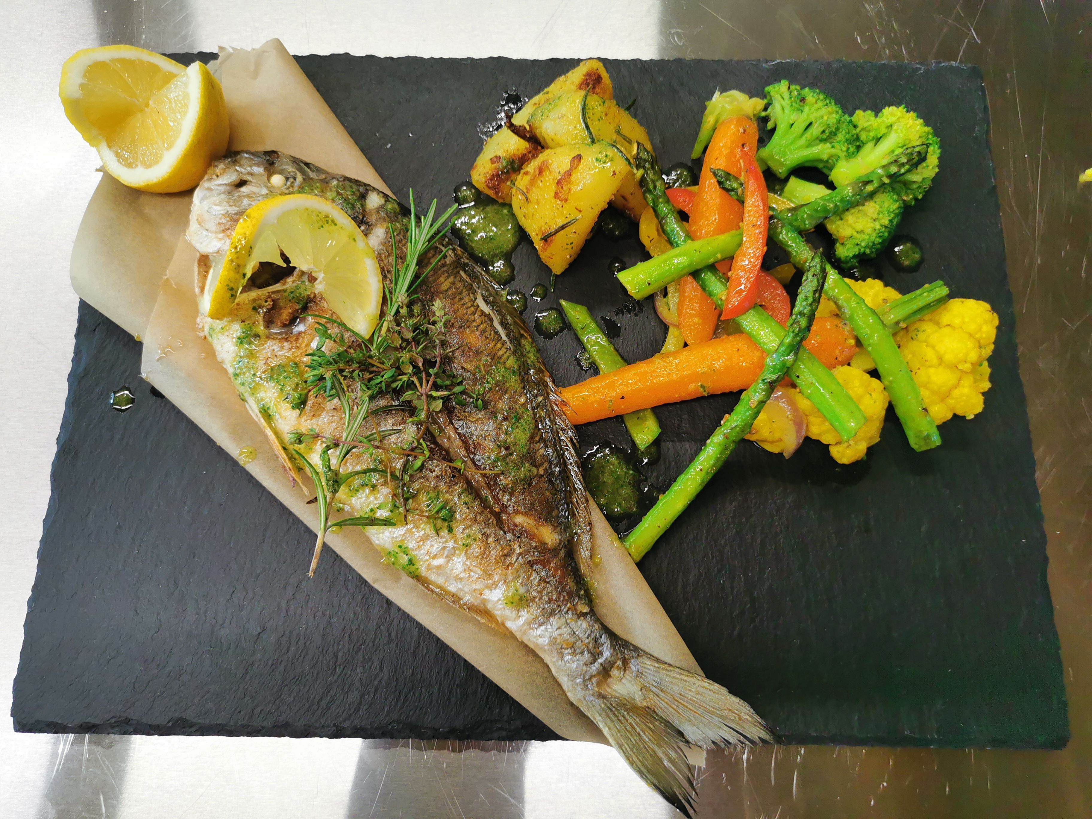 Ganze Dorade gegrillt mit Rosmarinkartoffeln und Gemüse