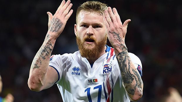 
                <strong>Aron Gunnarsson (Island)</strong><br>
                Wer denkt, die Isländer wären bodenständige Genossen, sollte sich mal Aron Gunnarsson anschauen: In den letzten zwei Jahren entstand bei dem 27-Jährigen aus ein paar Tätowierungen eine regelrechte Kriegsbemalung auf beiden Armen und Händen.
              