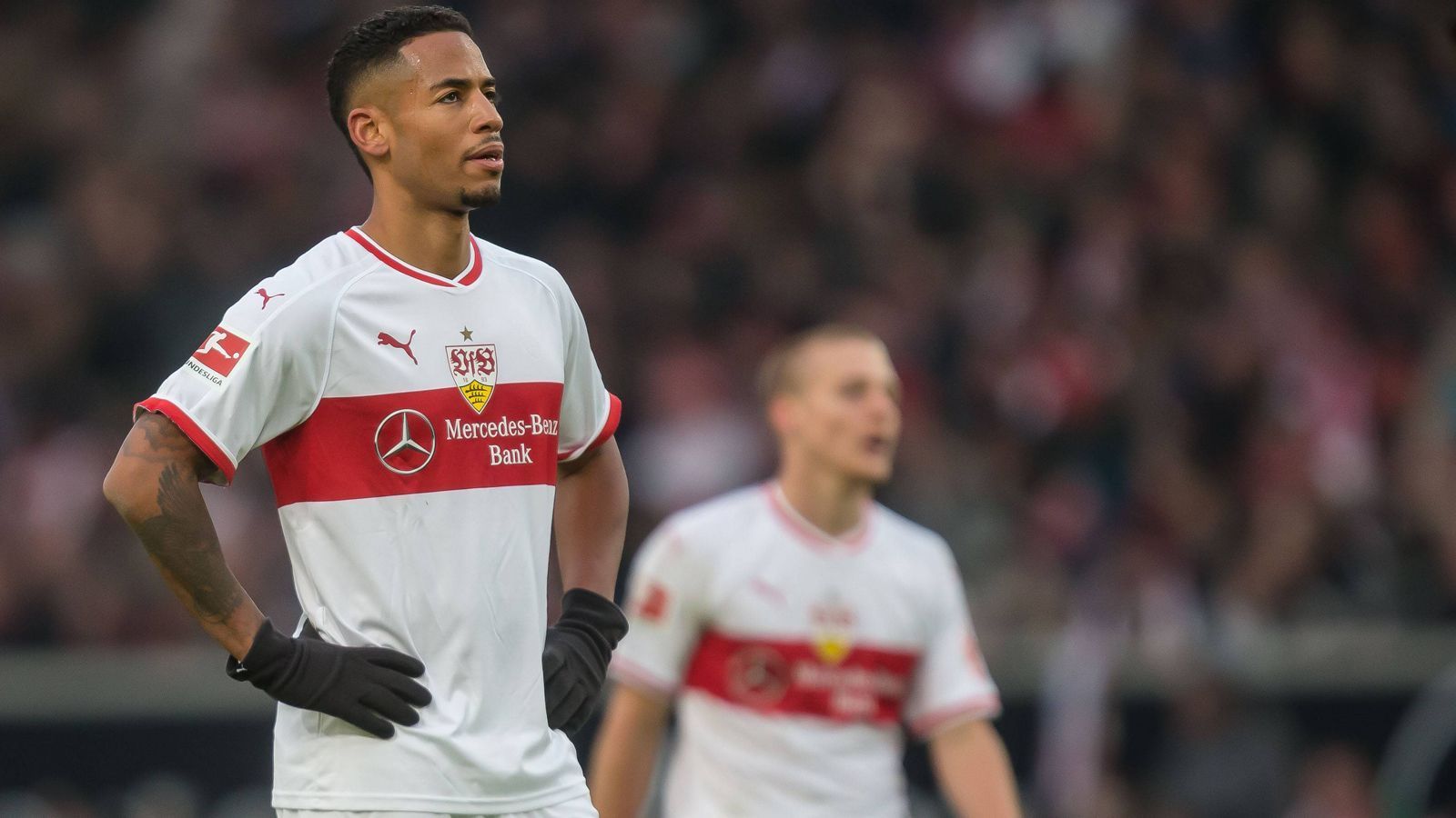 
                <strong>Dennis Aogo</strong><br>
                Sogar nur elf Mal kam bislang der 32 Jahre alte Defensiv-Allrounder Dennis Aogo in der laufenden Spielzeit für den VfB in der Bundesliga zum Zug. Der Vertrag des früheren Schalkers und Hamburgers läuft am Saisonende aus, seine Zukunft am Neckar ist laut "Sport Bild" fraglich, zumal der gebürtige Karlsruher zuletzt auch immer wieder aufgrund von Verletzungen ausfiel. 
              