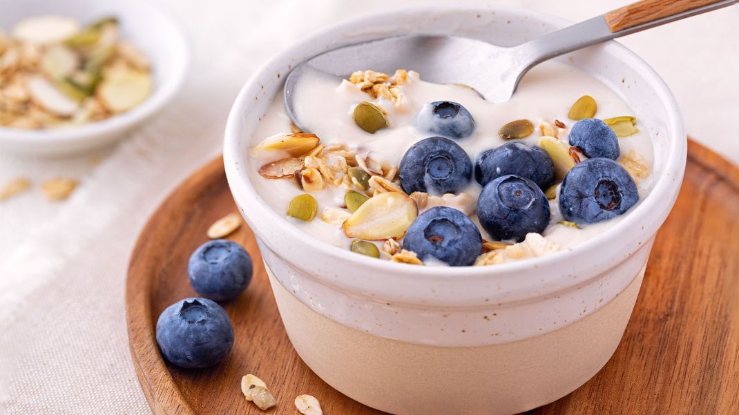 Ein leichtes und doch nährstoffreiches Frühstück: Joghurt mit Haferflocken und frischen Beeren.
