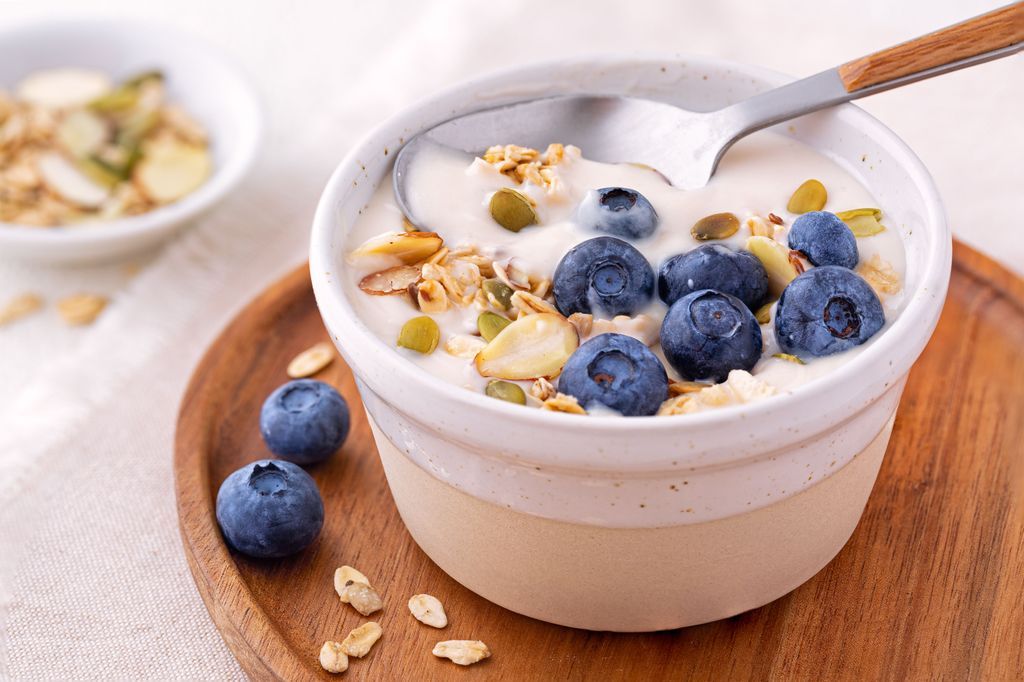 Joghurt mit Haferflocken und Beeren: Das leckere Frühstück zum Abnehmen