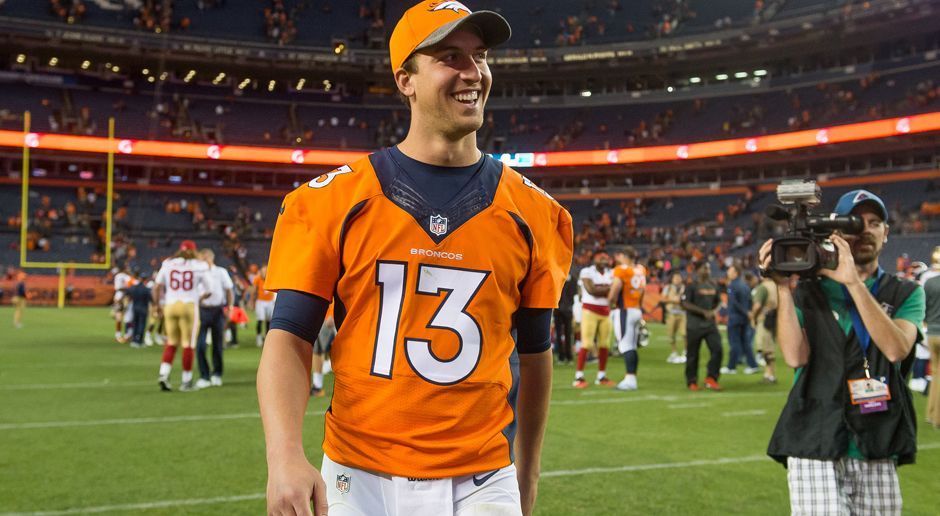 
                <strong>Gewinner: Trevor Siemian</strong><br>
                Eigentlich ging Trevor Siemian als Außenseiter in das Rennen um die Nachfolge von Quarterback-Legende Peyton Manning bei den Denver Broncos. Rookie Paxton Lynch und vor allem Mark Sanchez galten als die aussichtsreicheren Kandidaten. Doch am Ende hatte Siemian dank ordentlicher, aber keinesfalls herausragender Preseason-Auftritte die Nase vorn: Er wird in der ersten Woche bei der Neuauflage des Super Bowls gegen die Carolina Panthers Starting Quarterback sein und ist damit der große Gewinner beim amtierenden Champion. Nun muss Siemian zeigen, dass er dem Druck gewachsen ist. Bislang schnupperte er nur für einen Kneel NFL-Luft.
              