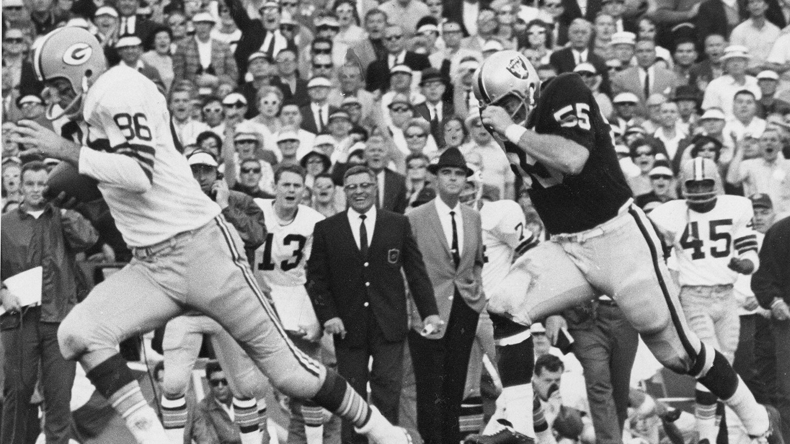 
                <strong>Erster Super Bowl im Jahr 1967</strong><br>
                Geburtsstunde im Jahr 1967. Erstmals vereinbaren die konkurrierenden Football-Ligen NFL und AFL ein Championship-Spiel. An weltweite TV-Übertragungen und atemberaubende Shows rund um das Spiel war beim Duell der Green Bay Packers gegen die Kansas City Chiefs gar nicht zu denken. Offiziell wurde das Spiel "AFL-NFL World Championship Game" genannt. Das 92.000 Zuschauer umfassende Los Angeles Coliseum war noch nicht einmal ausverkauft, ein Ticket kostete rund zwölf US-Dollar. Beide Offenses sollen Überlieferungen zufolge mit unterschiedlich großen Bällen gespielt haben. Die Packers, mit Head Coach Vince Lombardi, gewannen mit 35:10 gegen die Kansas City Chiefs. Zu diesem Zeitpunkt war nicht zu ahnen, dass dieses Endspiel in den nächsten Jahren eine wahnsinnig steile Entwicklung nehmen würde. (Foto vom SB II 1968.)
              