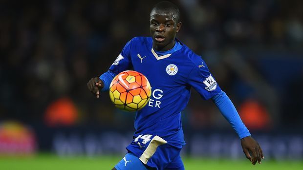 
                <strong>N'Golo Kante (Leicester City)</strong><br>
                Zentrales Mittelfeld - N'Golo Kante (Leicester City): Und noch einmal sind die Foxes vertreten. Bis vor einem halben Jahr war der 25-Jährige ein weitestgehend unbeschriebenes Blatt, kickte in Frankreich für Caen. Doch mit seinem Wechsel auf die Insel eröffneten sich für Kante ganz neue Optionen. Durch Topleistungen ist Kante mittlerweile Nationalspieler Frankreichs und soll von diversen Topklubs umworben werden. Besonders interessant für mögliche neue Klubs: Kantes Vertrag soll eine Ausstiegsklausel in Höhe von 25 Millionen Euro beinhalten.
              