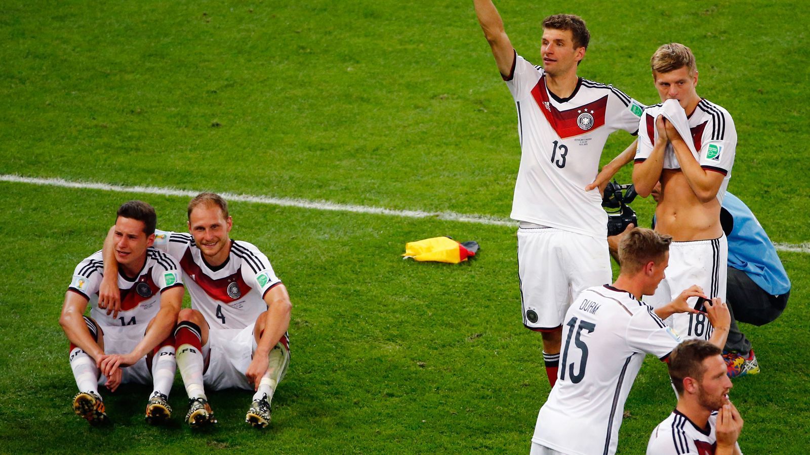
                <strong>Größter Triumph gegen Argentinien</strong><br>
                Kroos (re.) feierte am 13. Juli 2014 im Maracana den ersten und letztlich auch einzigen Titel mit der deutschen Nationalmannschaft.
              