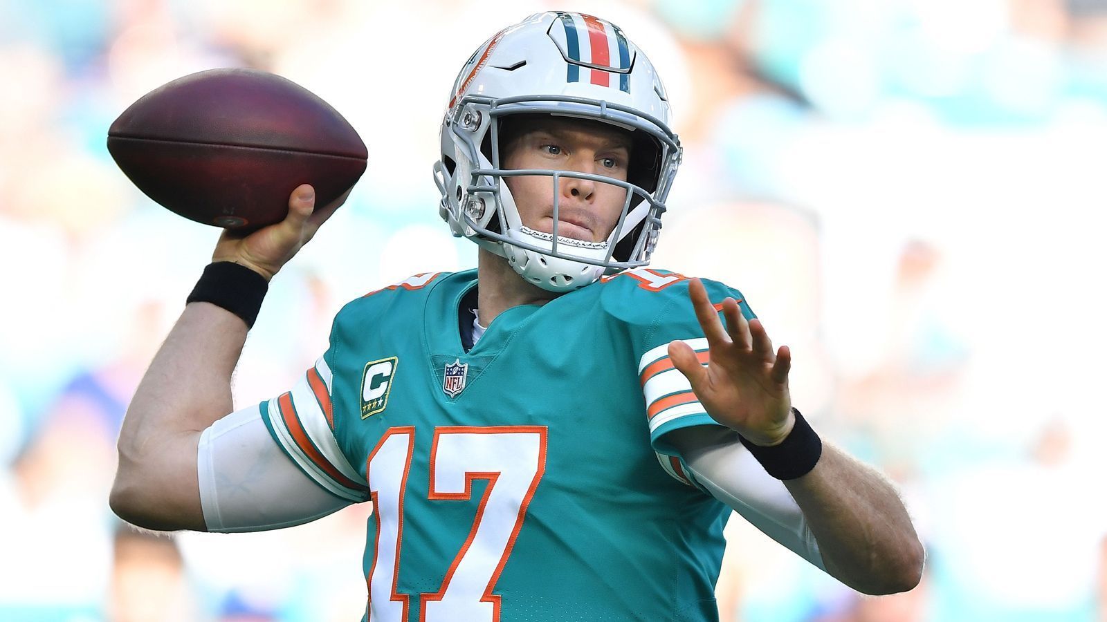 
                <strong>Miami Dolphins</strong><br>
                Im zweiten Jahr nacheinander findet die Postseason ohne die Miami Dolphins statt. Durch die überraschende 7:17-Niederlage gegen die Jacksonville Jaguars kann das Team um Quarterback Ryan Tannehill auch rechnerisch die Playoffs nicht mehr erreichen.
              